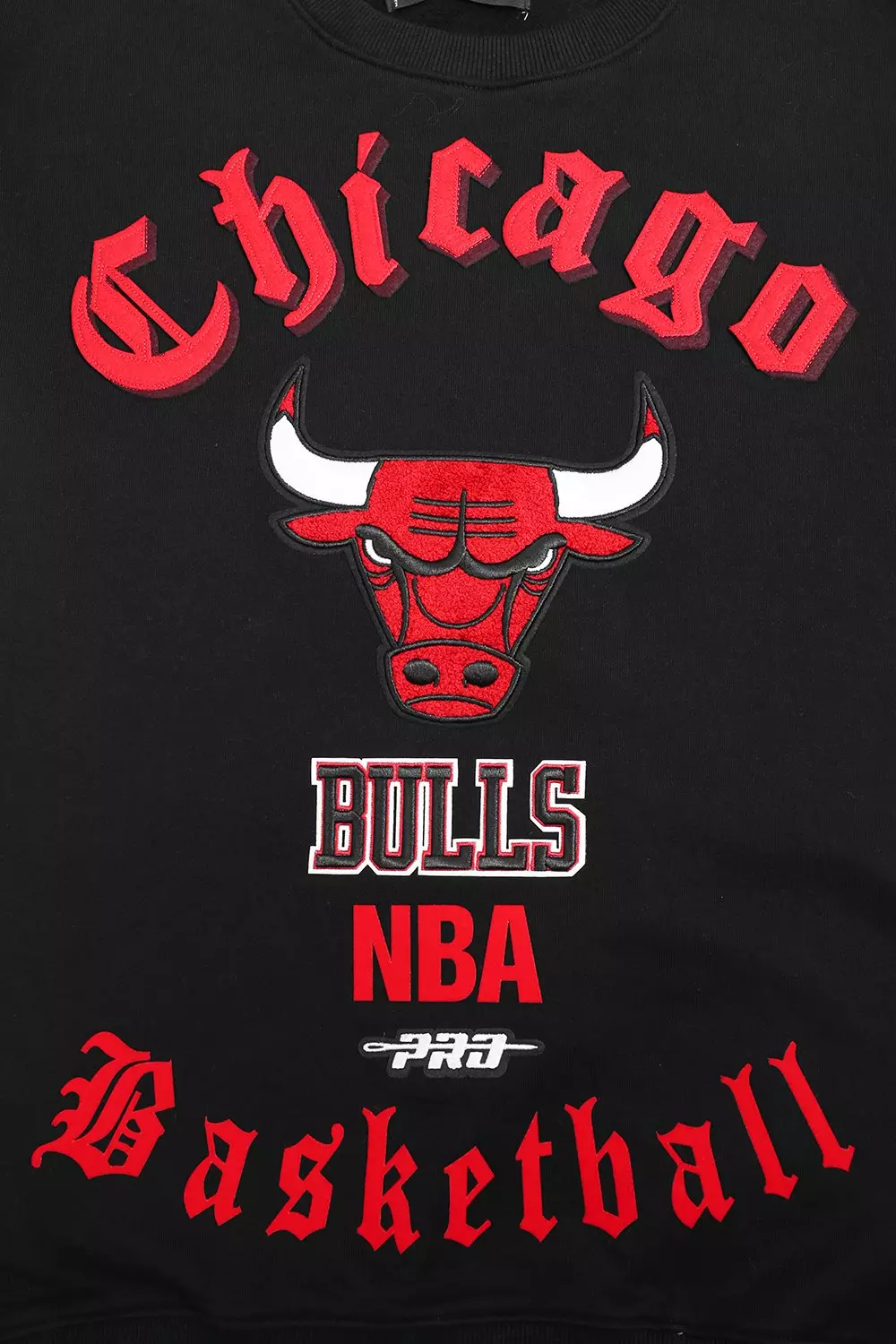 Pro Standard Men's NBA Chicago Bulls Old English Crewneck - Black - BLACK