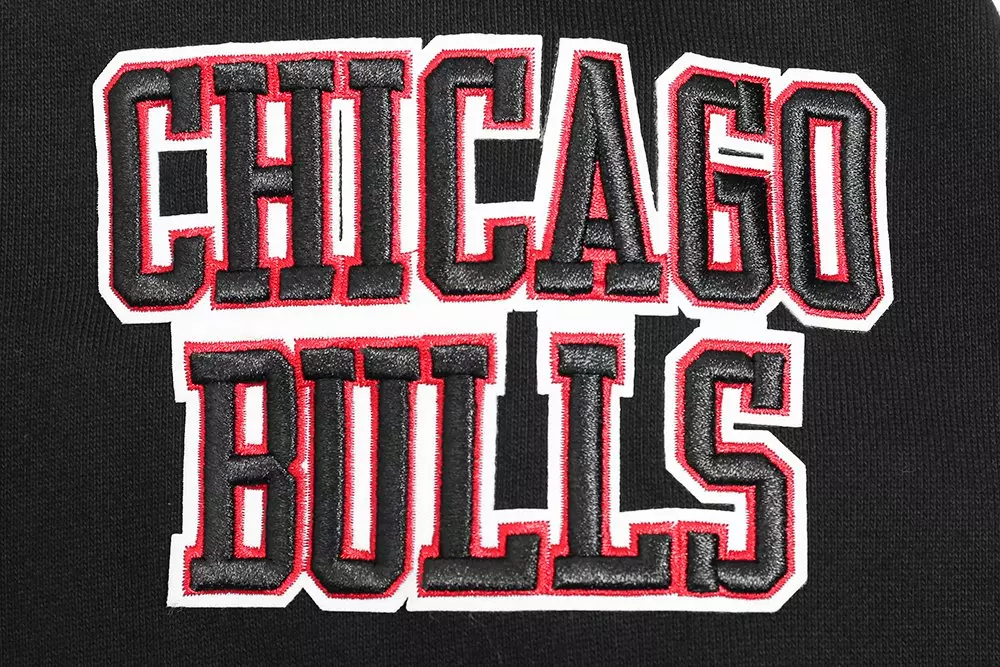 Pro Standard Men's NBA Chicago Bulls Old English Crewneck - Black - BLACK