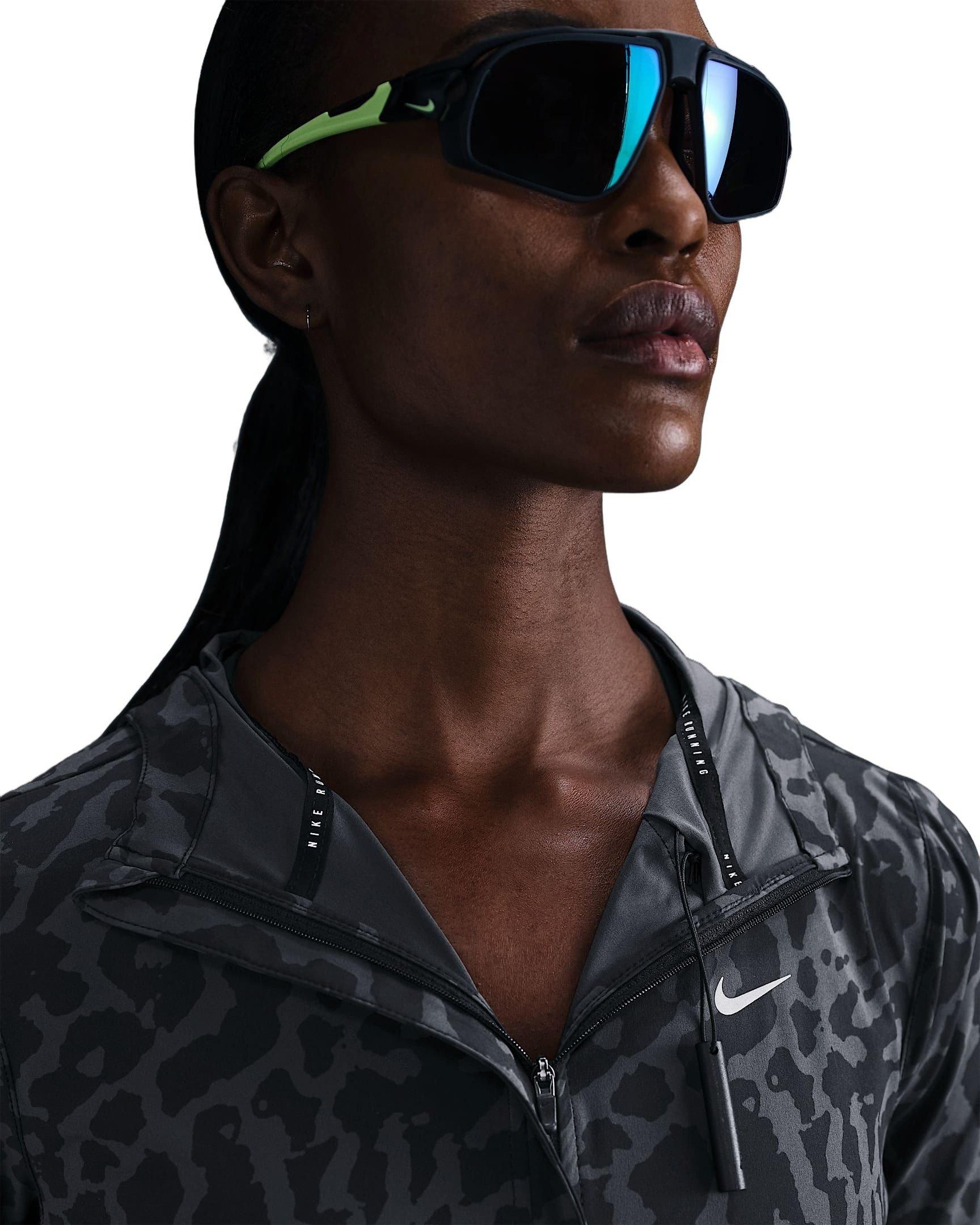 Nike Women's Swift Dri-FIT Packable Running Jacket -Black - BLACK Thumbnail View 4