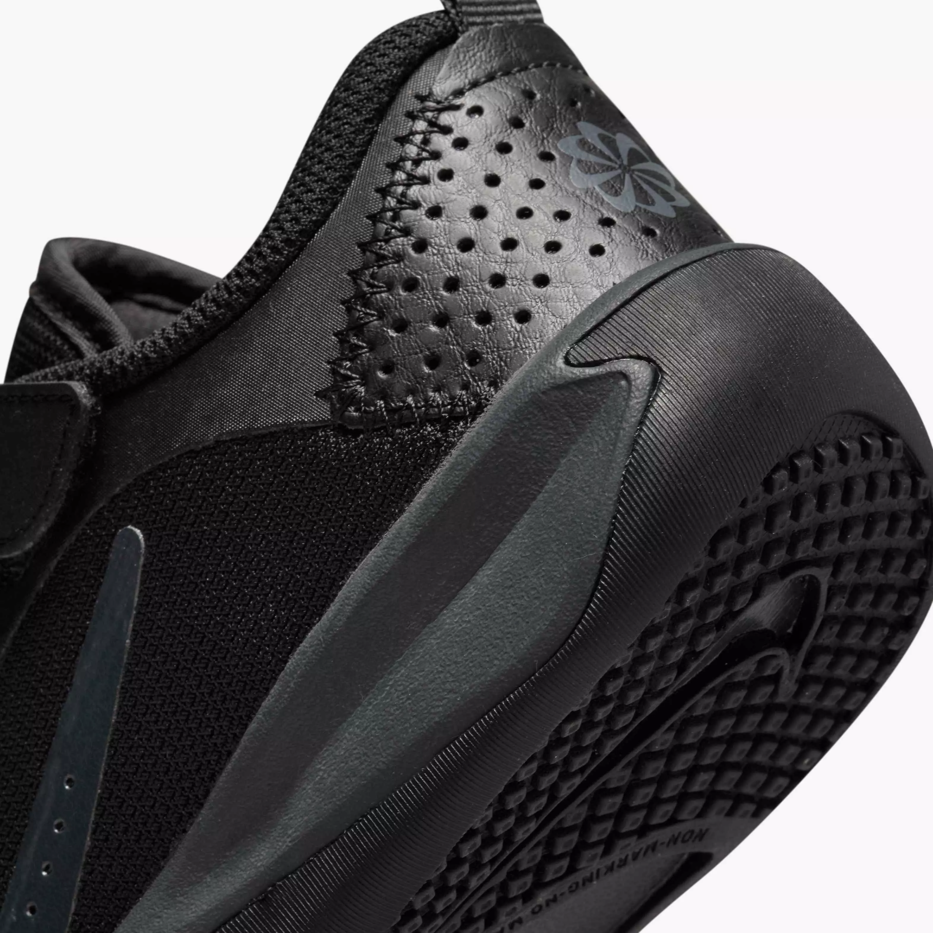 Nike Omni Multi-Court "Black/Anthracite" Preschool Boys' Shoe - BLACK