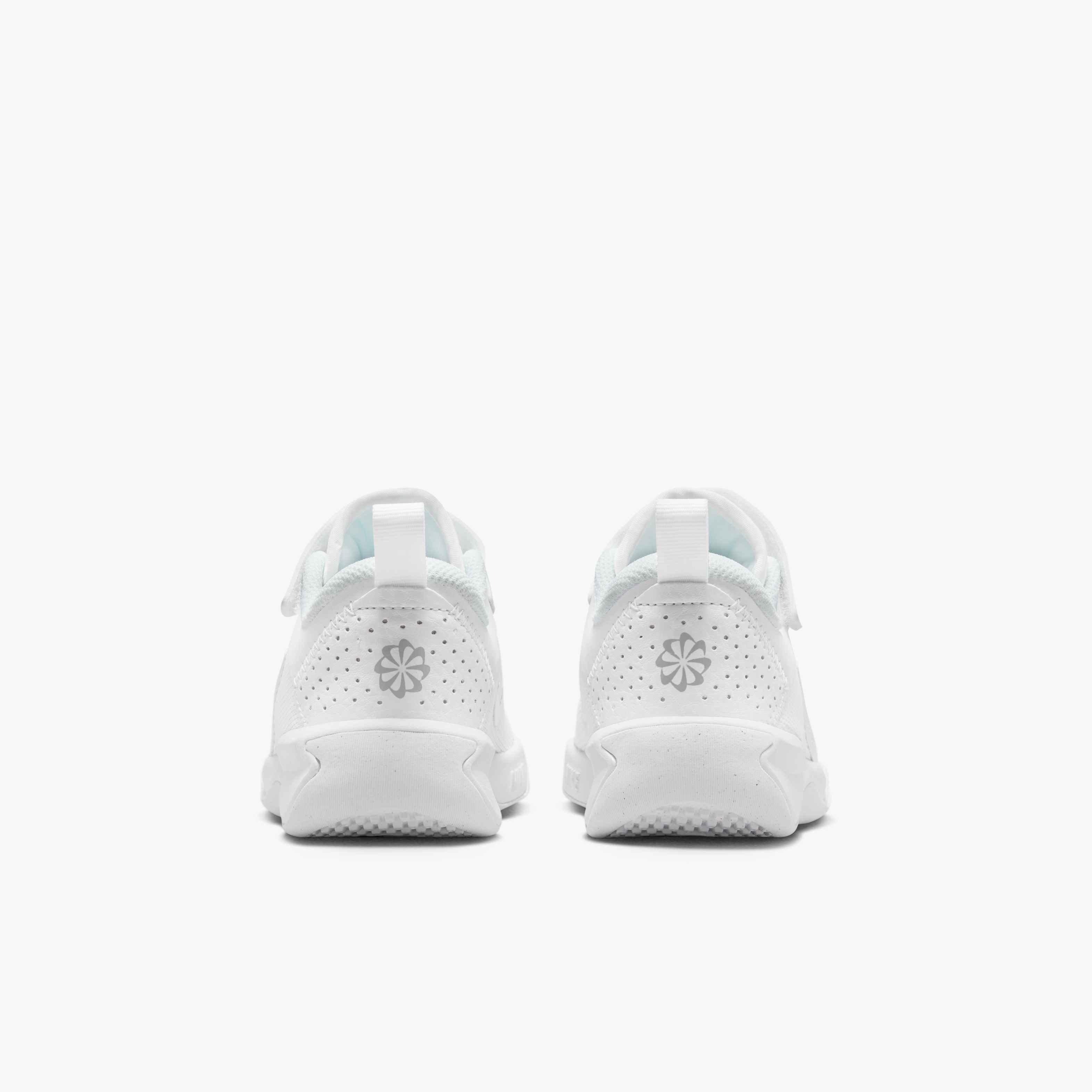 Nike Omni Multi-Court "White/Pure Platinum" Preschool Kids' Shoe - WHITE Thumbnail View 10