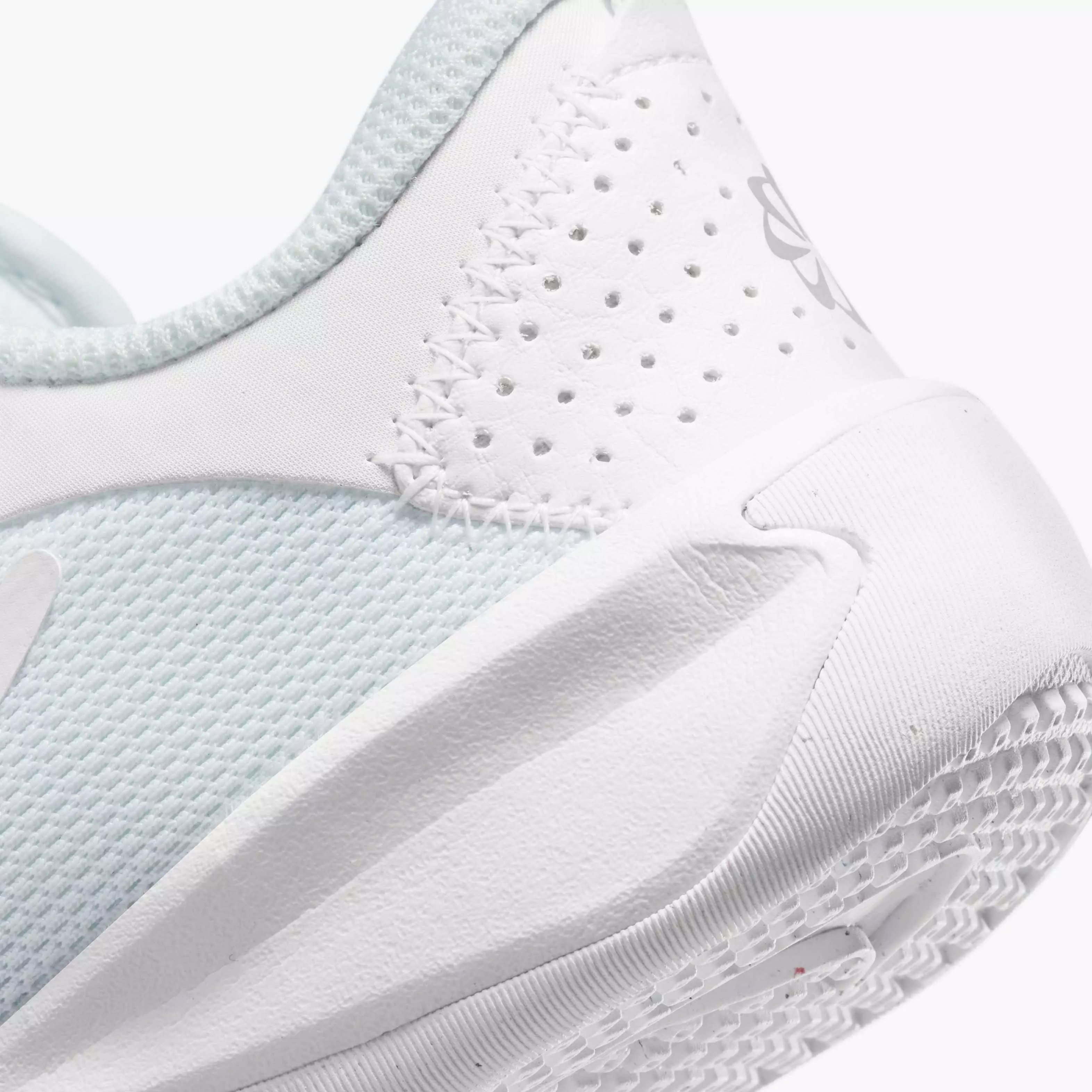 Nike Omni Multi-Court "White/Pure Platinum" Preschool Kids' Shoe - WHITE