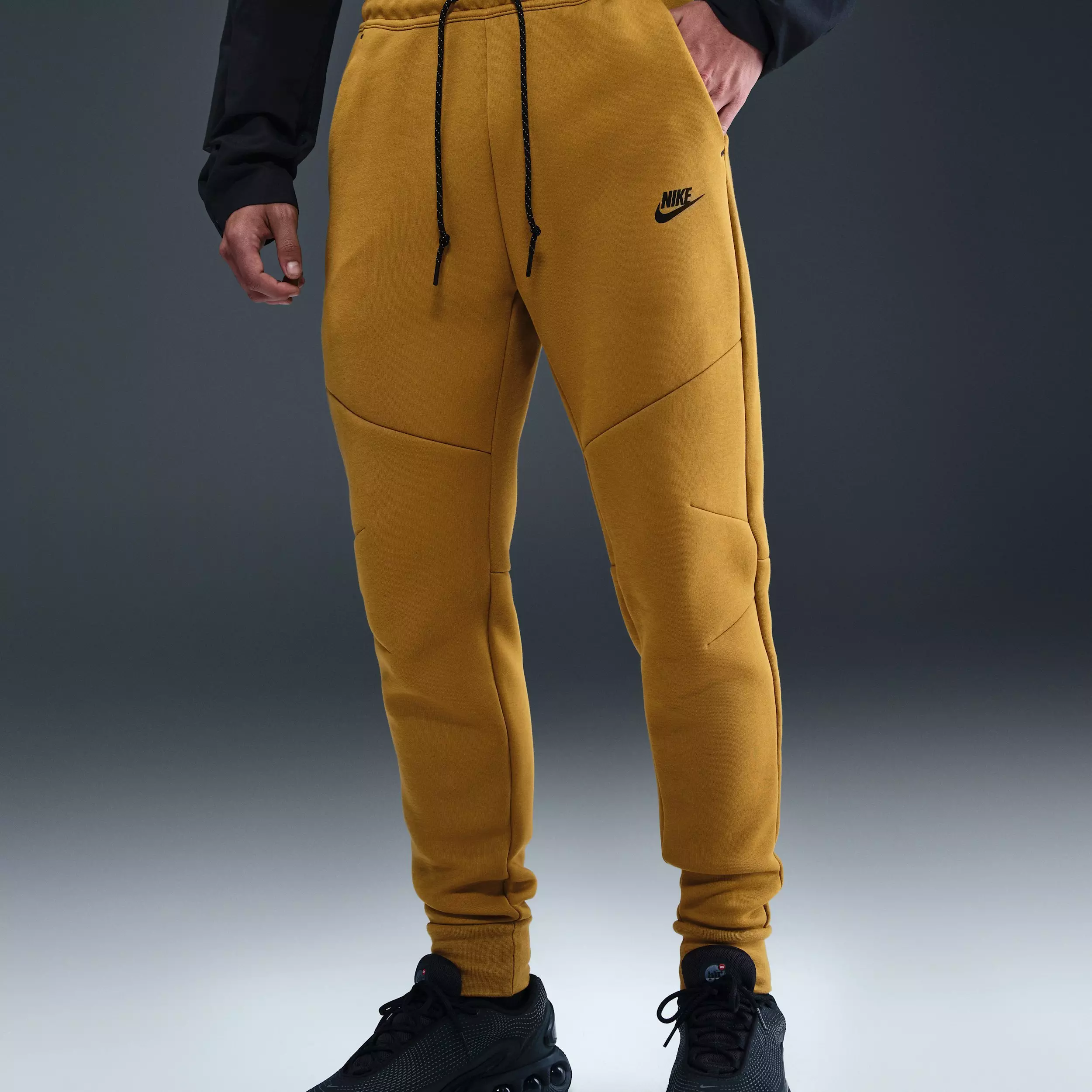Nike Men's Tech Fleece Joggers - BROWN