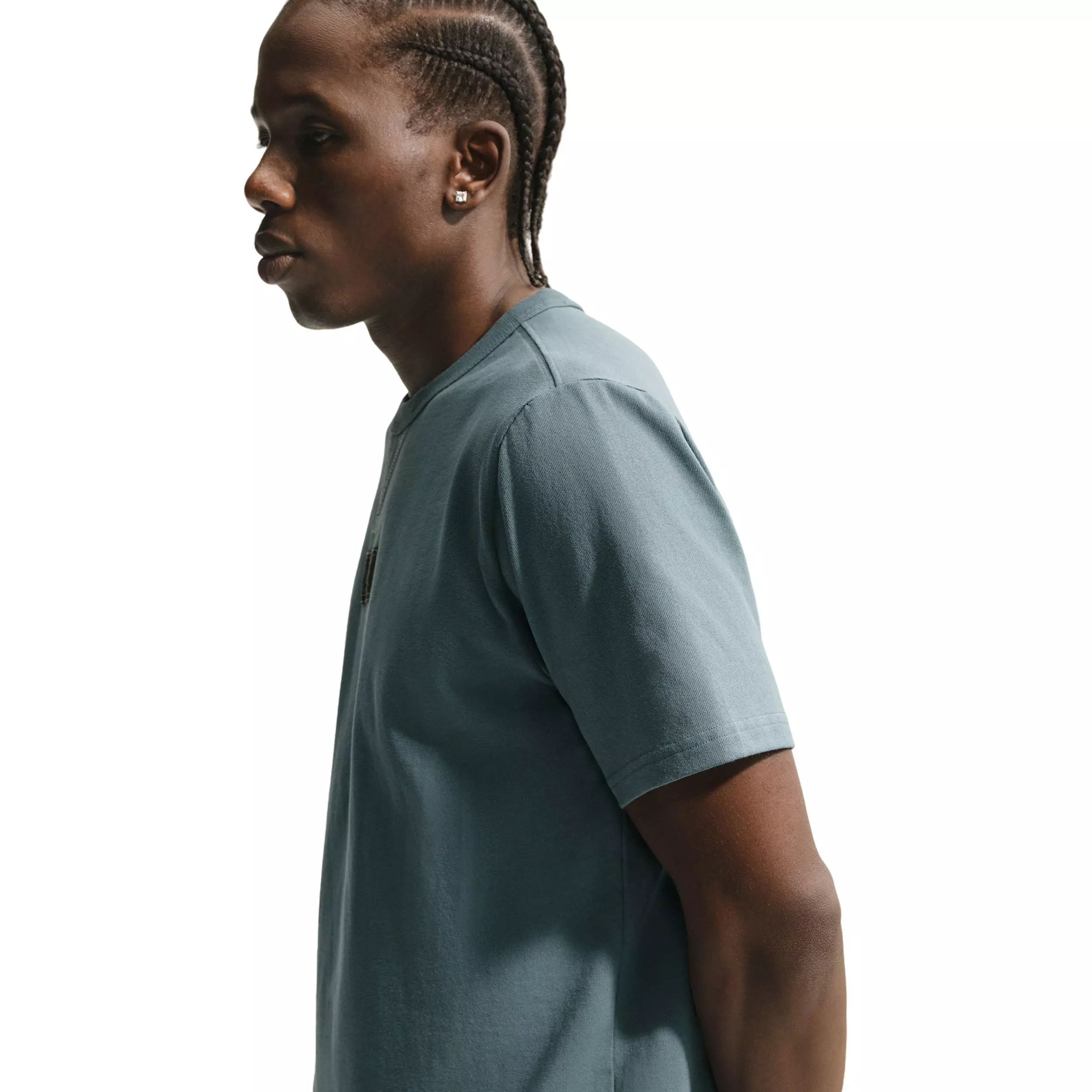 Nike Men's Sportswear Tailored Premium Essentials Patch T-Shirt - GREY