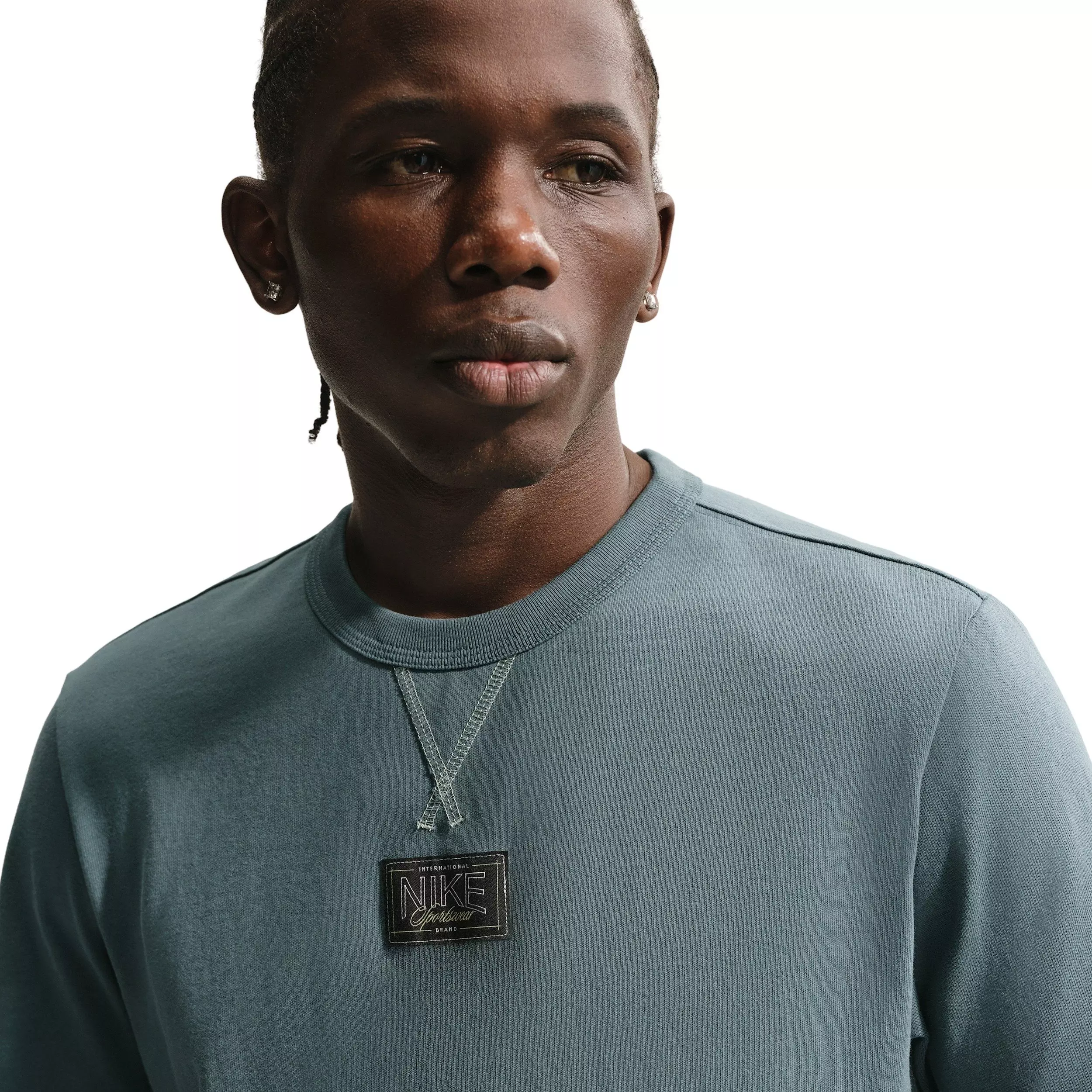 Nike Men's Sportswear Tailored Premium Essentials Patch T-Shirt - GREY