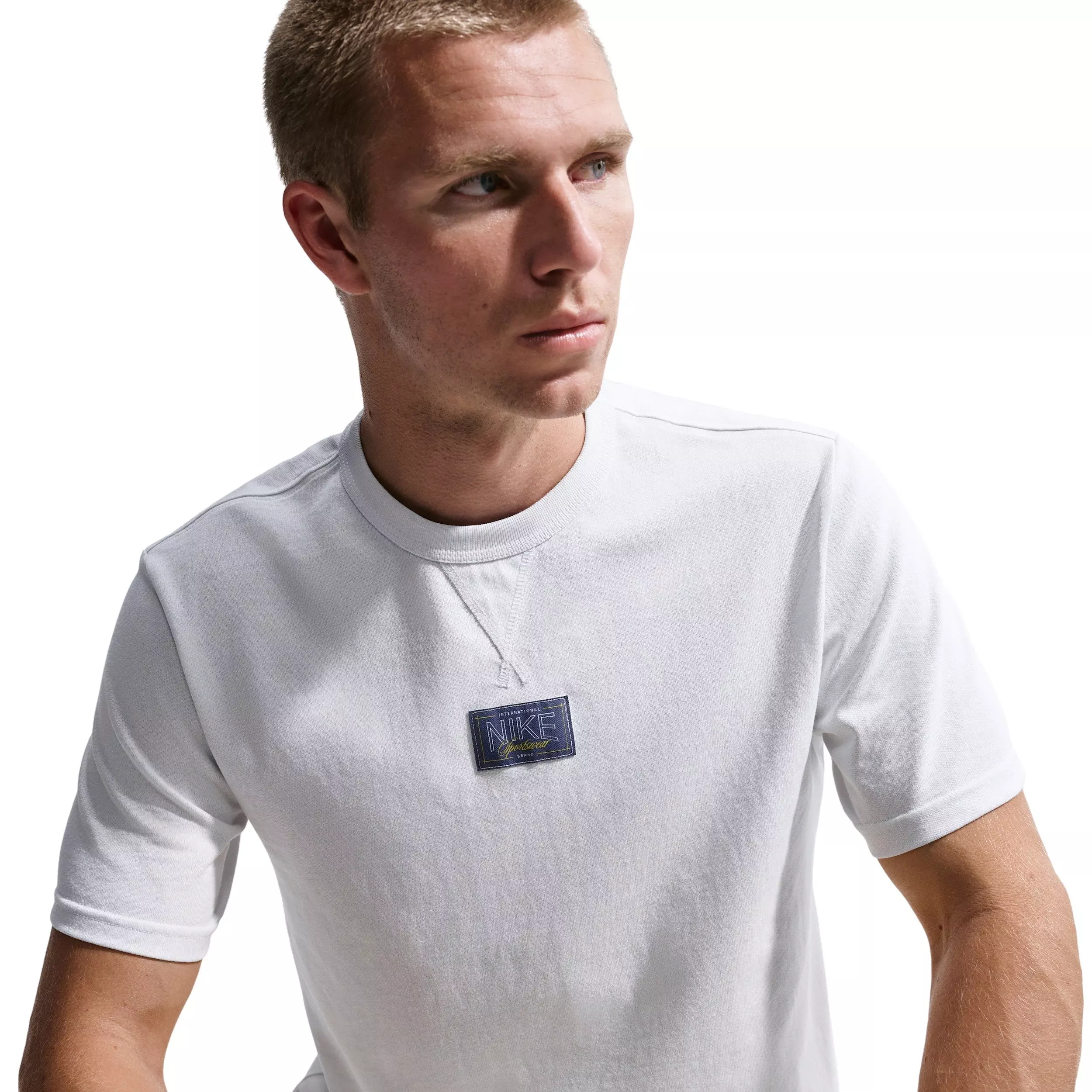 Nike Men's Sportswear Tailored Premium Essentials Patch T-Shirt - WHITE