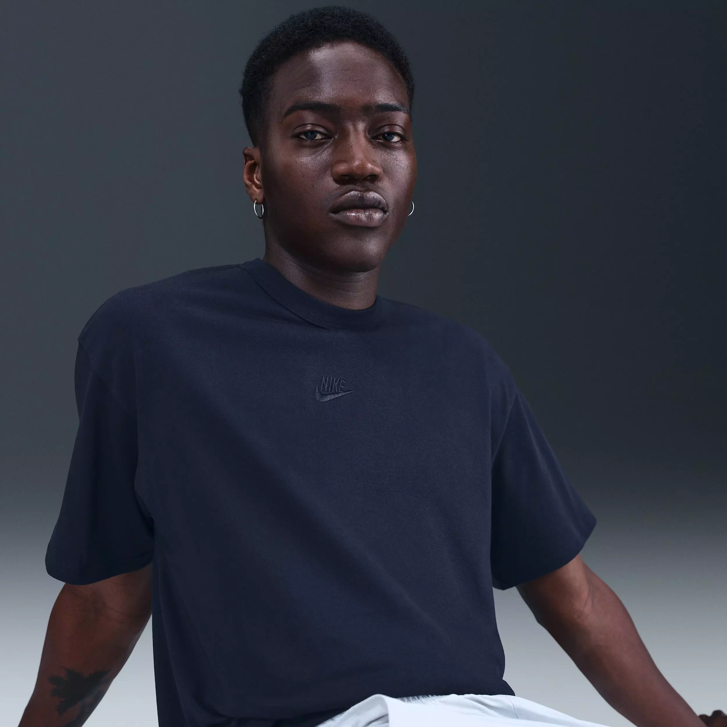 Nike Men's Sportswear Premium Essentials Loose Fit T-Shirt - BLUE