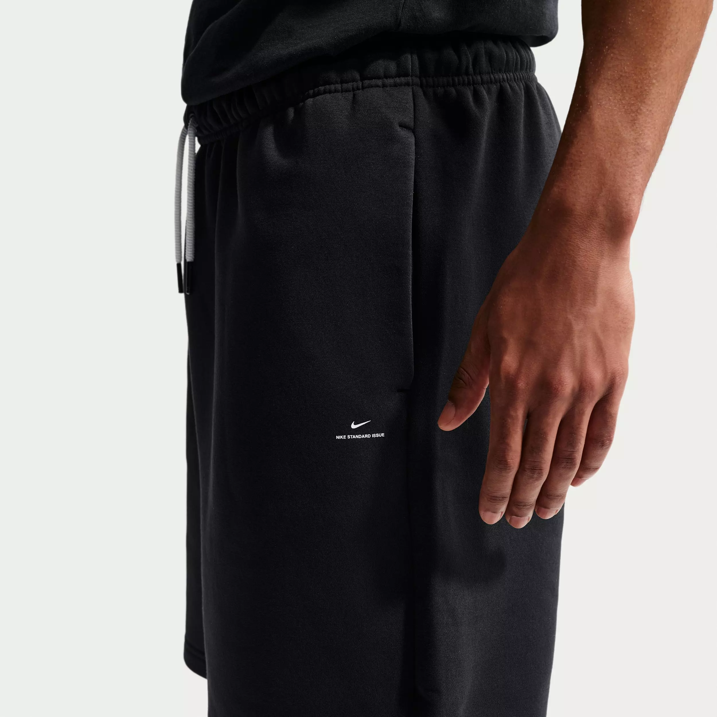 Nike Men's Standard Issue Therma-FIT 8" Brushed Fleece Basketball Shorts - BLACK