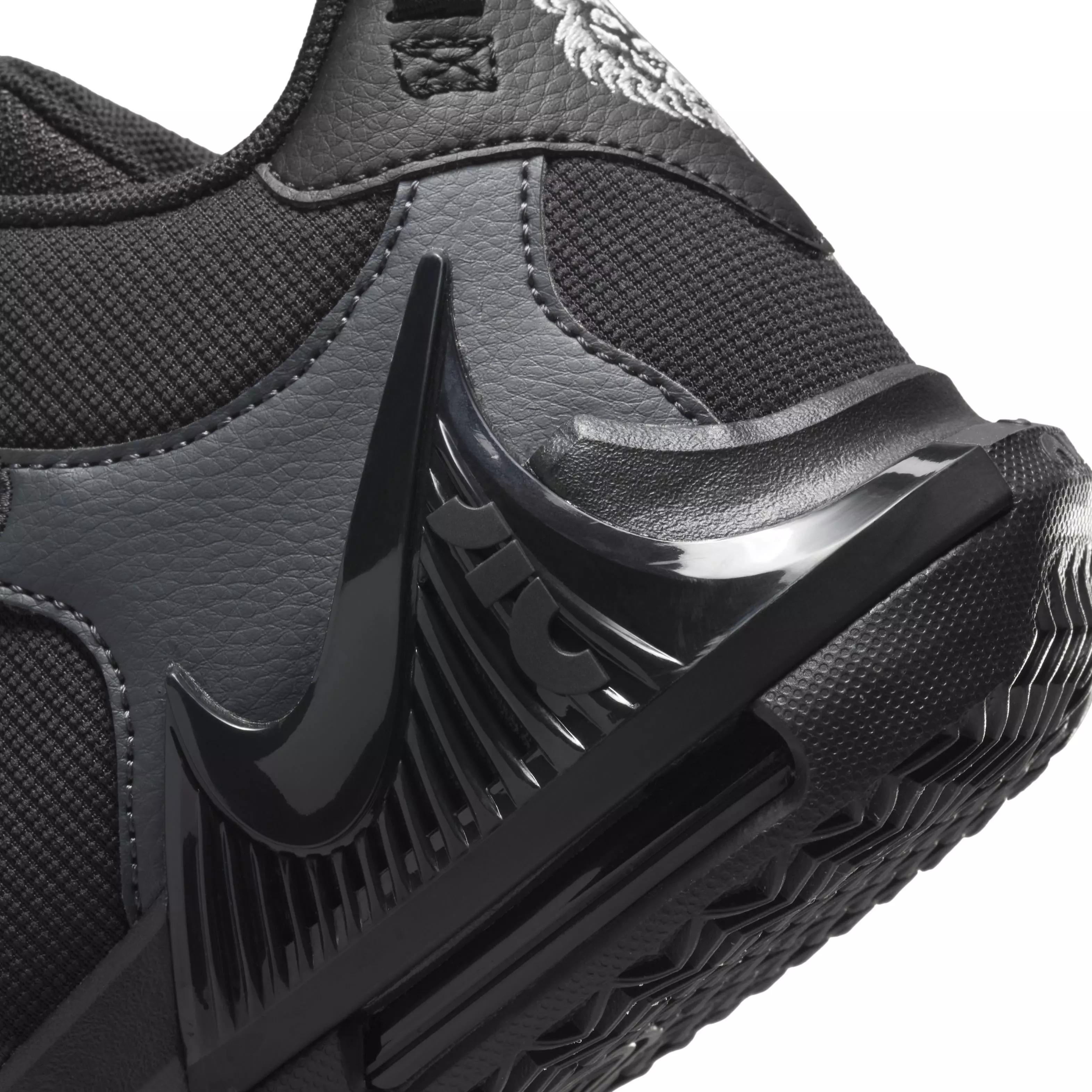 Nike LeBron Witness 7 "Black/White/Anthracite" Grade School Boys' Basketball Shoe - BLACK/WHITE/ANTHRACITE