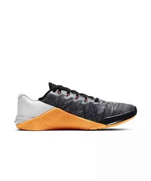 negro Periodo perioperatorio curva Nike Metcon 5 "Black/White/Laser Orange/Team" Women's Training Shoe