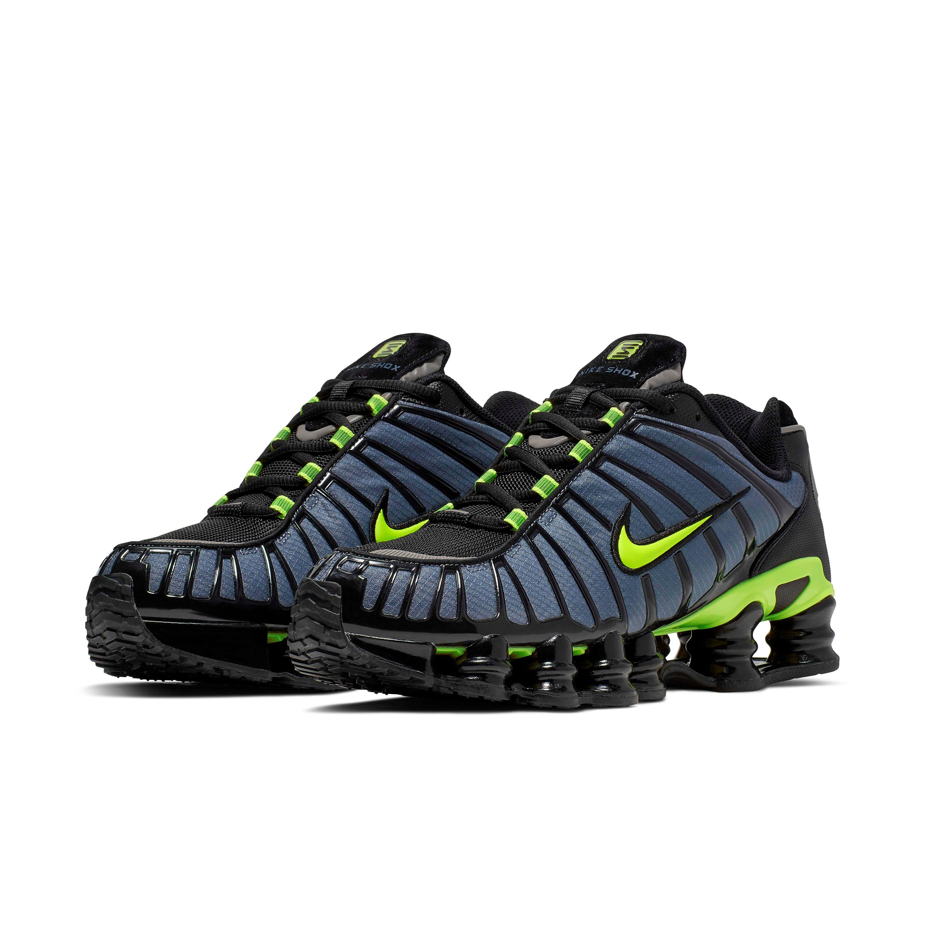 靴 Nike Shox TL \"Black/Green Strike\" Nike Shox Tl Sneaker in Black & Green Strike | REVOLVE