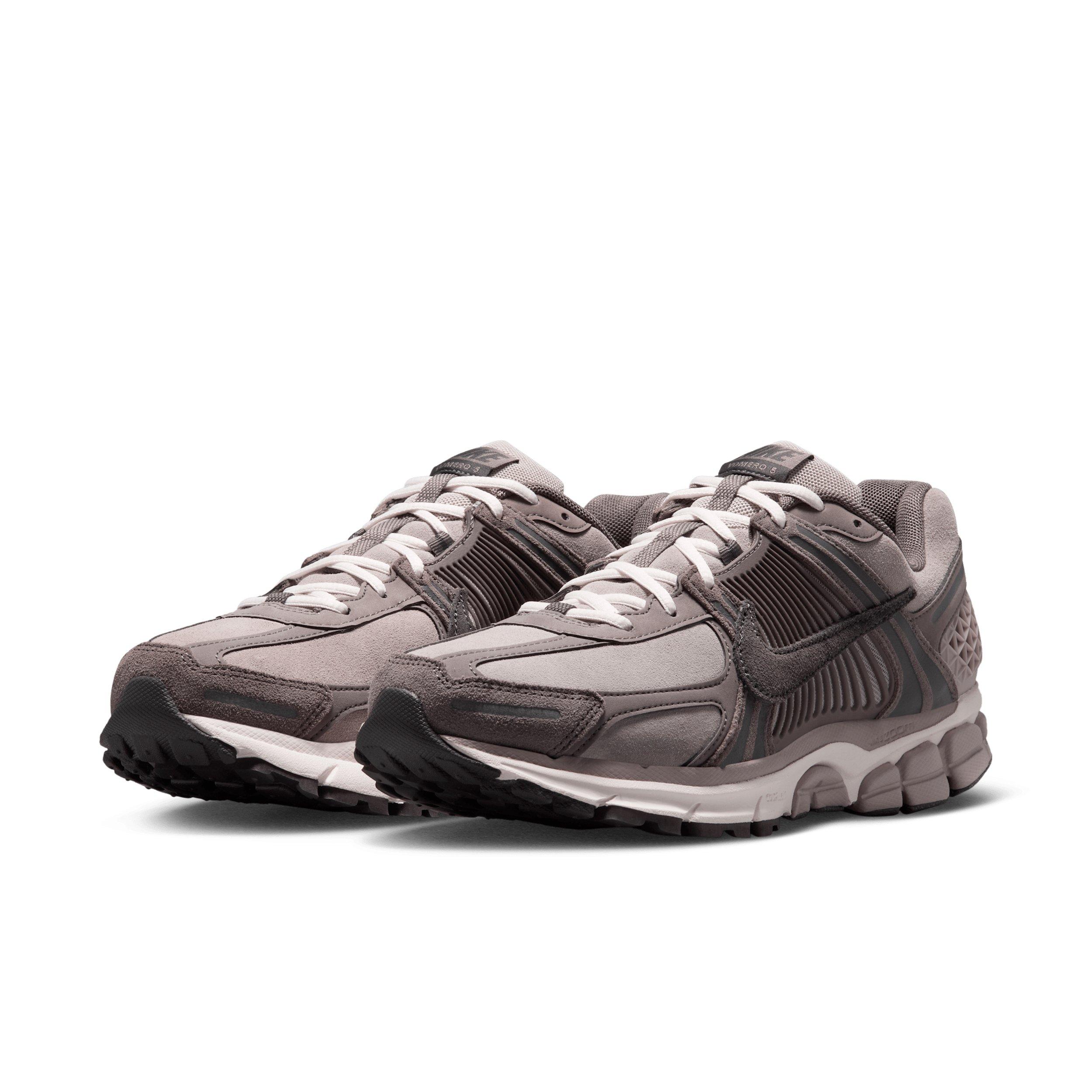 Nike Zoom Vomero 5 SE LOS S "College Grey/Cave Stone/Sail/Medium Ash" Men's Shoe - GREY/STONE/SAIL/MD ASH Thumbnail View 3