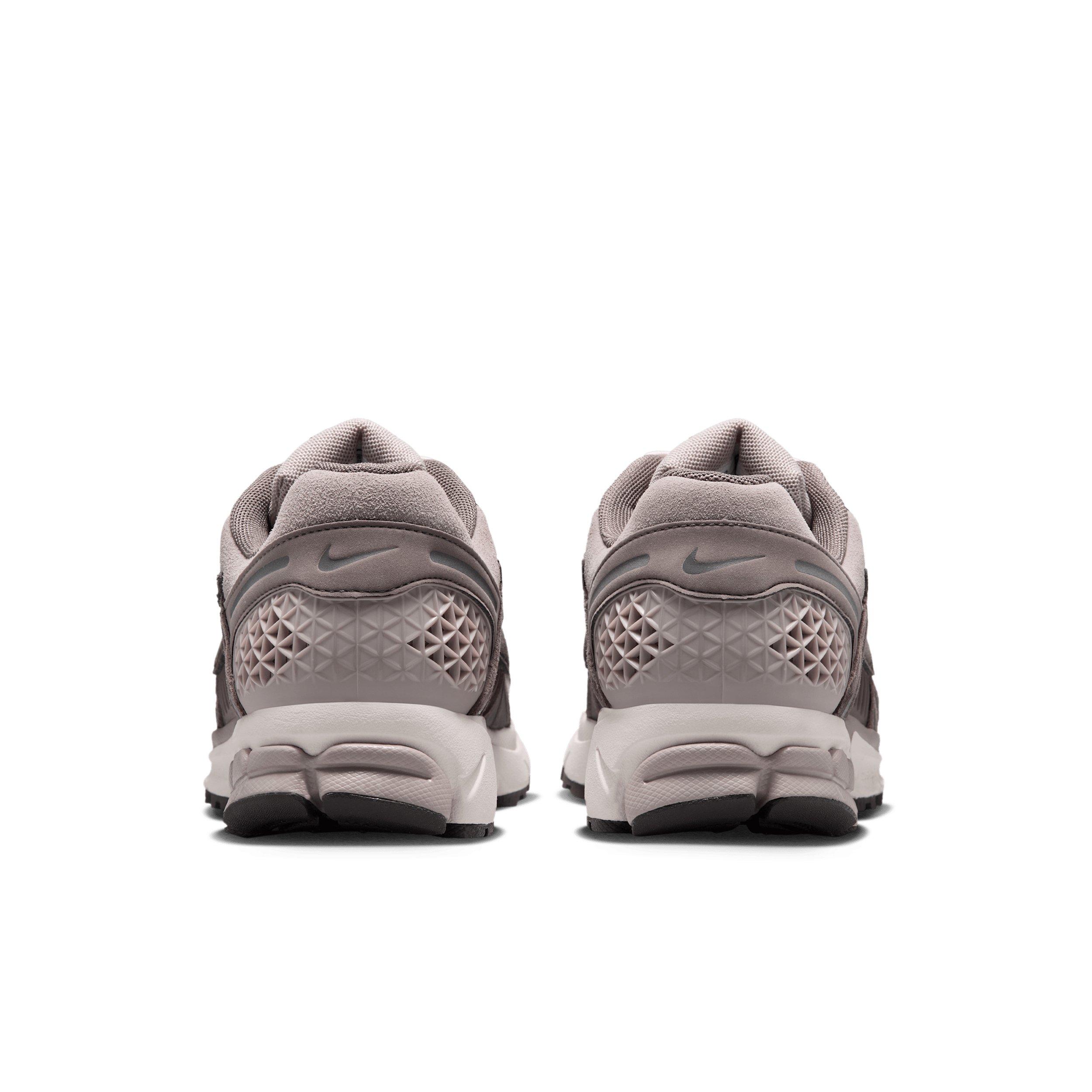 Nike Zoom Vomero 5 SE LOS S "College Grey/Cave Stone/Sail/Medium Ash" Men's Shoe - GREY/STONE/SAIL/MD ASH Thumbnail View 5