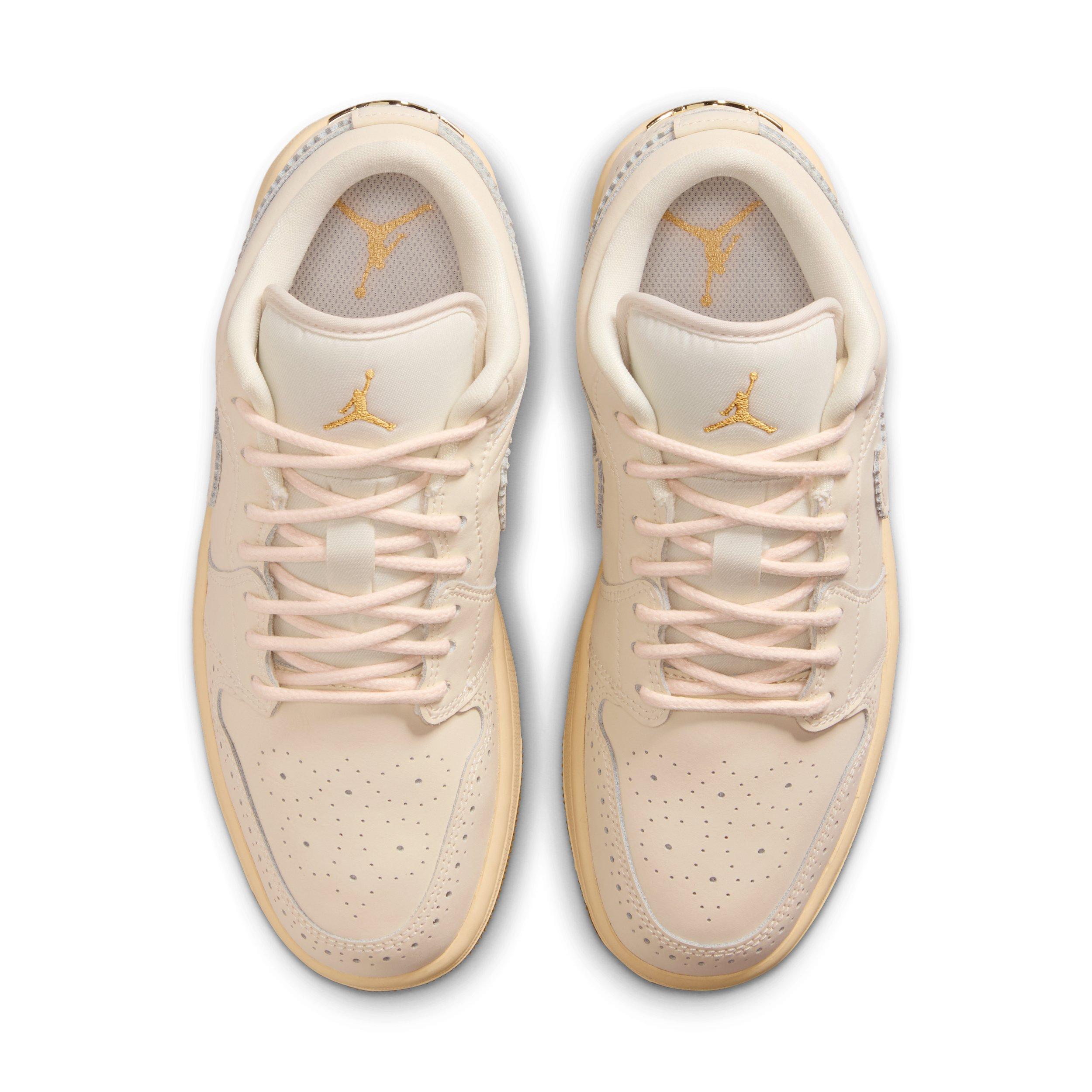 Jordan 1 Low SE "Chalk/Metallic Gold/Pearl White/Chalk" Women's Shoe - CHALK/GOLD/WHITE/CHALK Thumbnail View 4