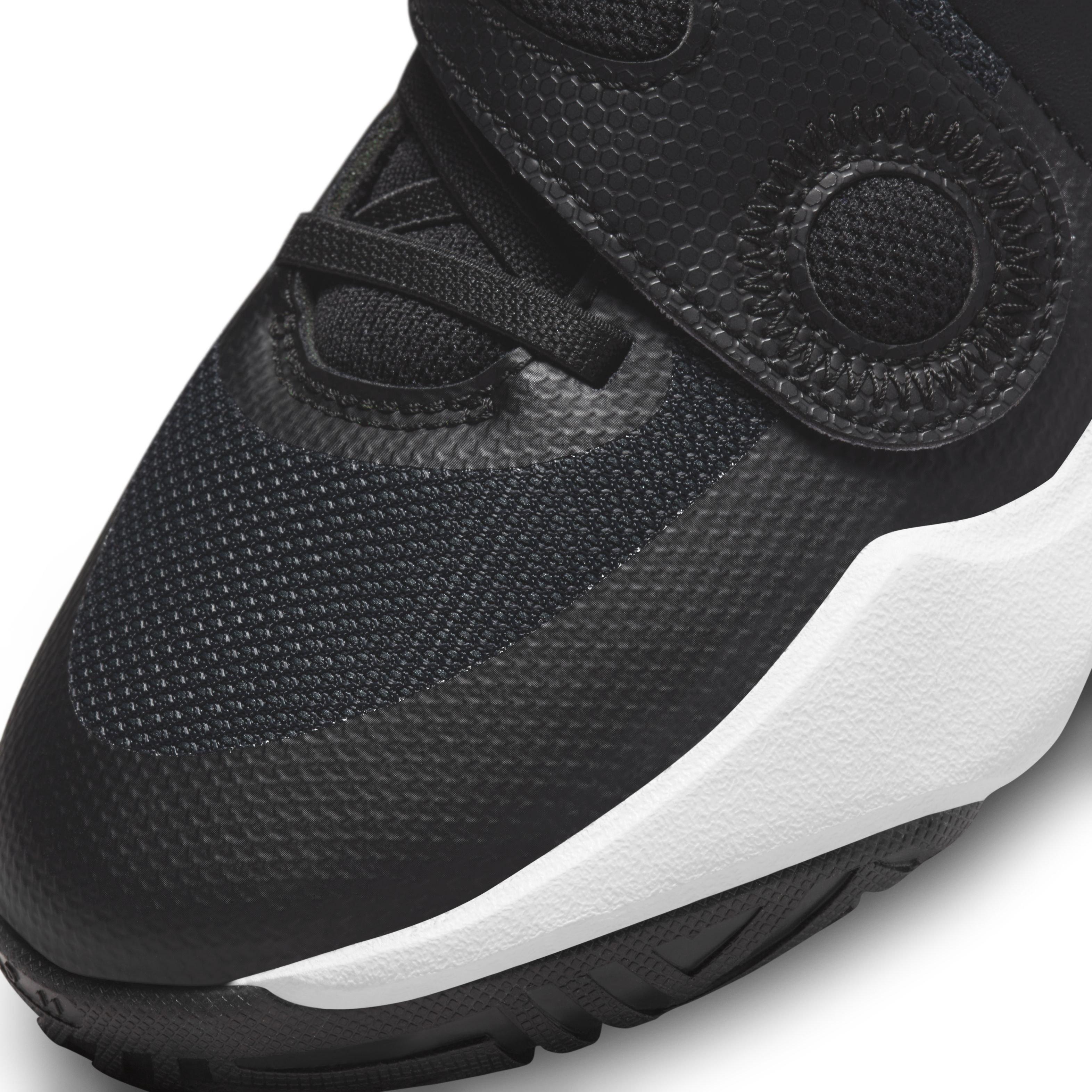 Nike Team Hustle D 11 Grade School Boys' "Black/White" Basketball Shoe