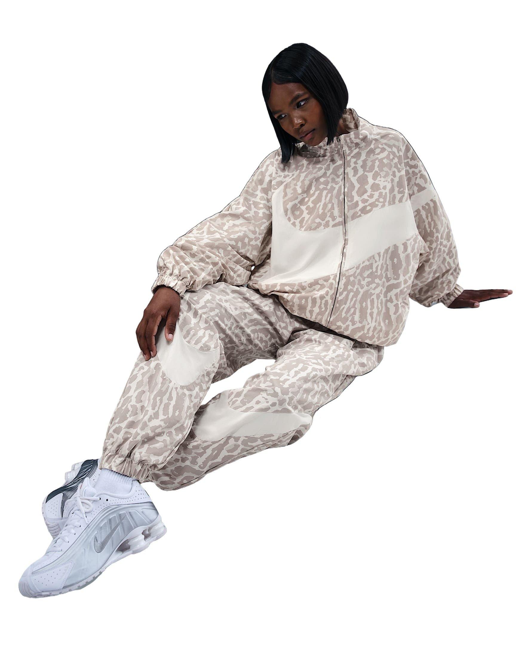 Nike Women's Sportswear Woven Printed Pants - Grey - GREY Thumbnail View 5