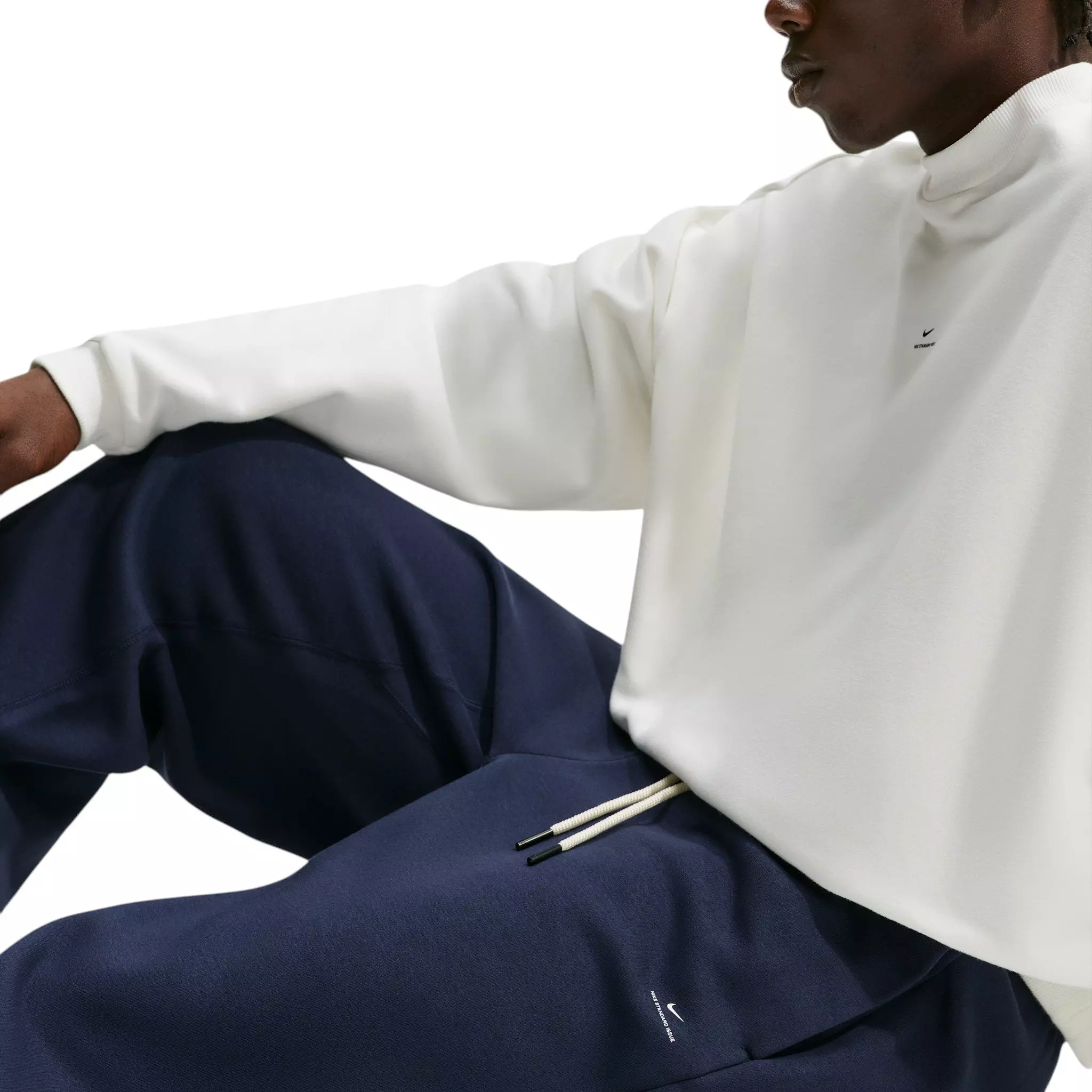 Nike Men's Standard Issue Therma-FIT Brushed Open-Hem Basketball Pants - BLUE
