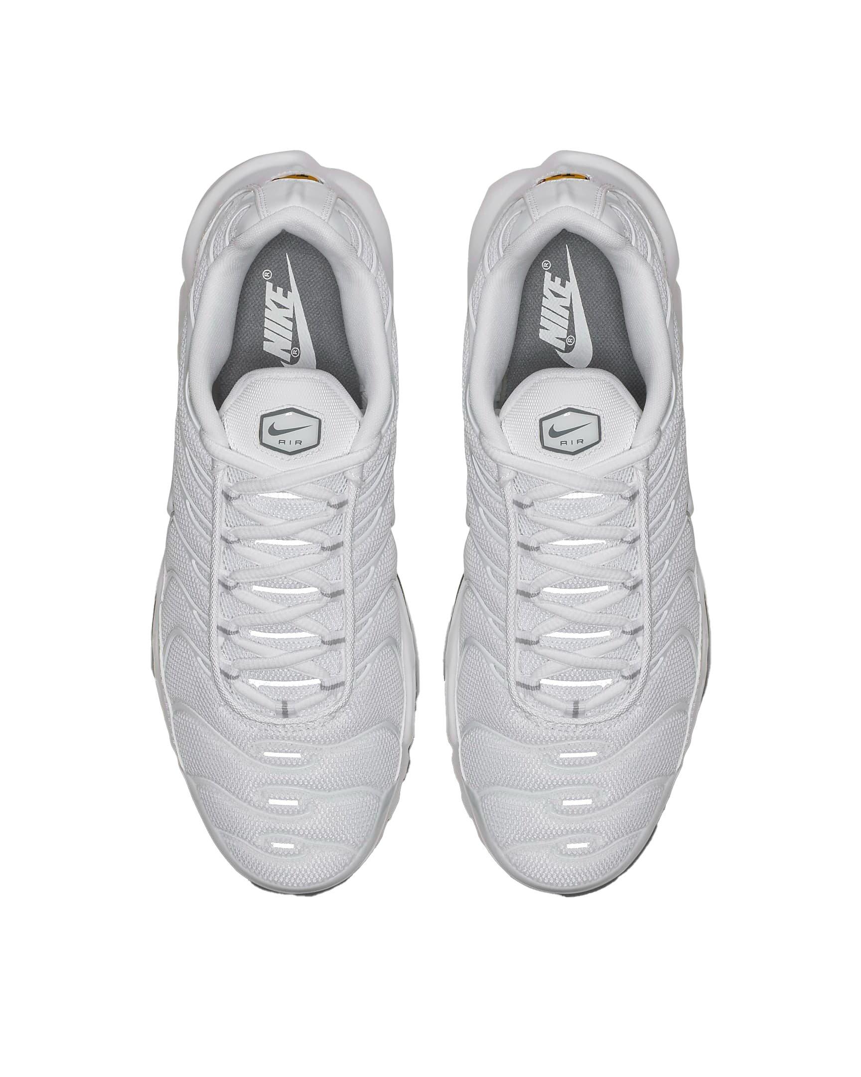 White and grey clearance nike air max plus