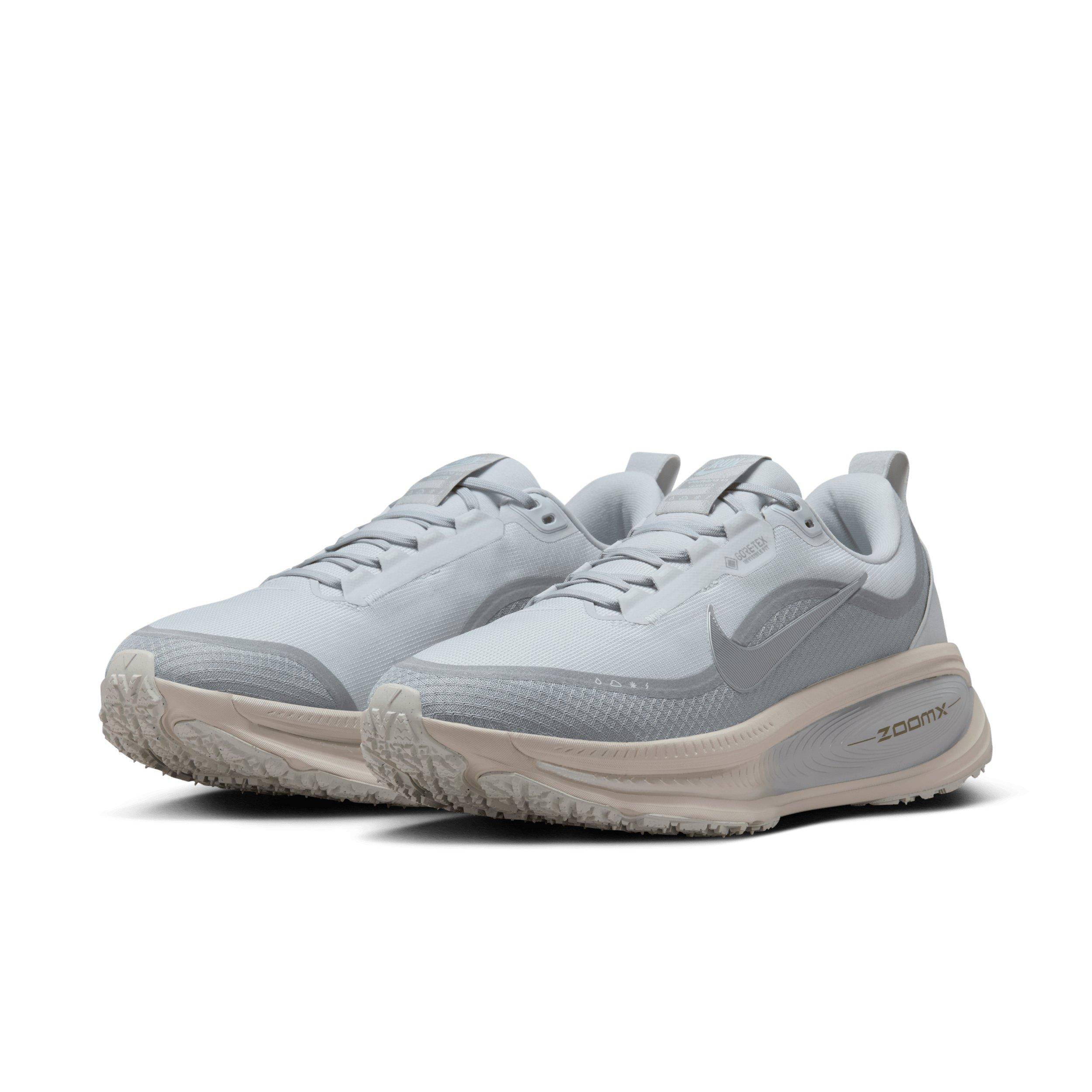 Nike Vomero 18 GORE-TEX "Pure Platinum/Light Pumice/Barely Green/Metallic Silver" Men's Running Shoe - PLATINUM/LT PUMICE/GREEN/SILVER Thumbnail View 3