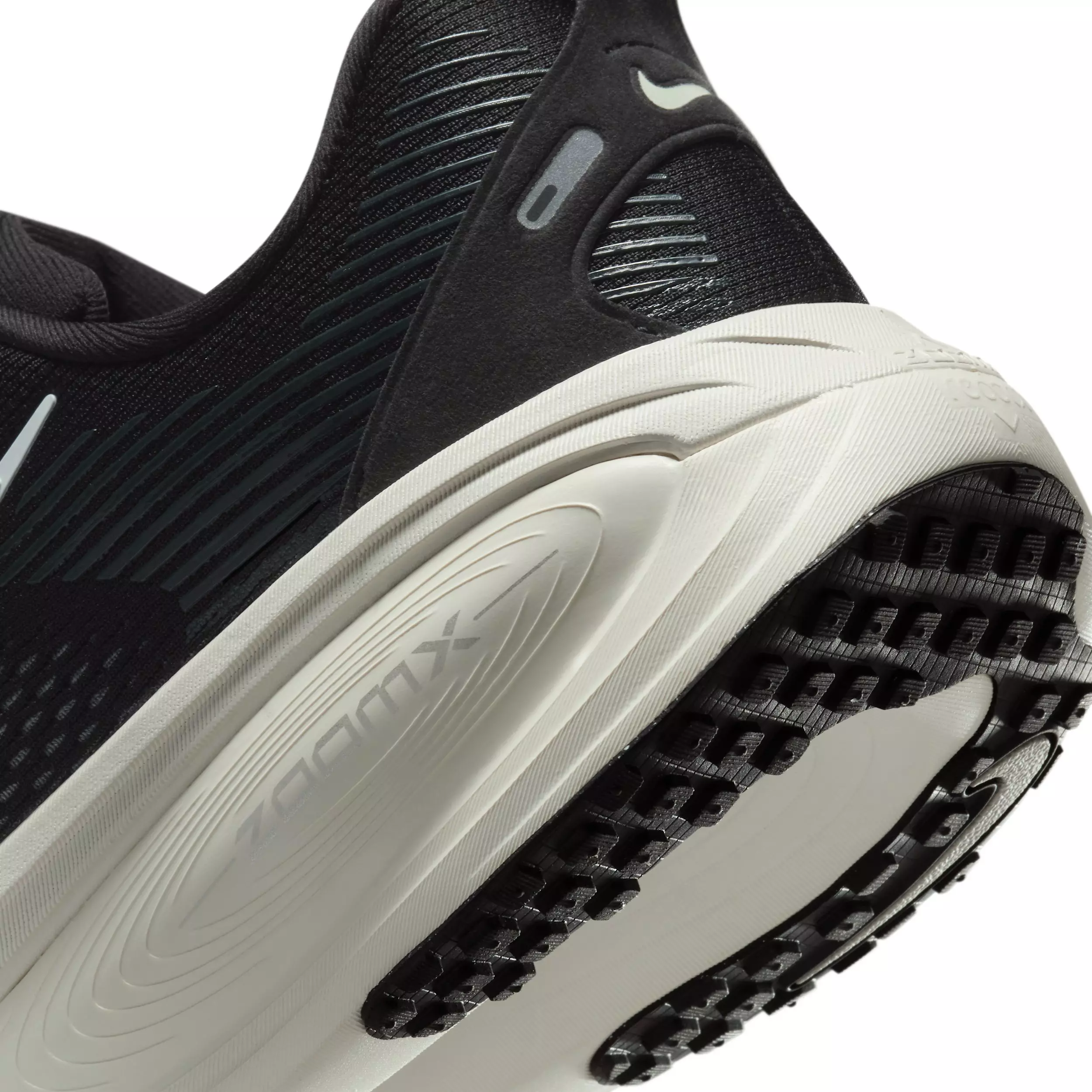 Nike Vomero 18 "Black/Coconut Milk/Light Iron Ore/Summit White" Men's Wide Running Shoe - BLACK/MILK/LT IRON/WHITE