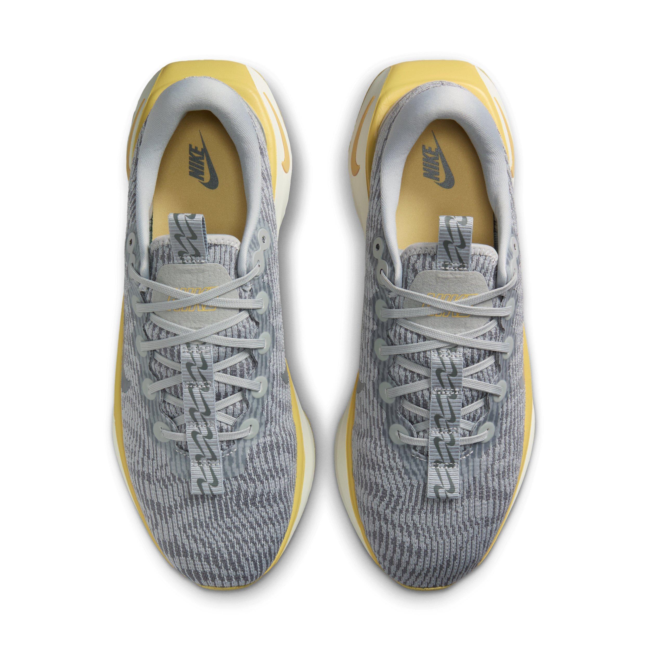 Nike Motiva "Light Smoke Grey/Smoke Grey/Saturn Gold/Light Smoke Grey" Men's Walking Shoe - LT GREY/GREY/GOLD/LT GREY Thumbnail View 4