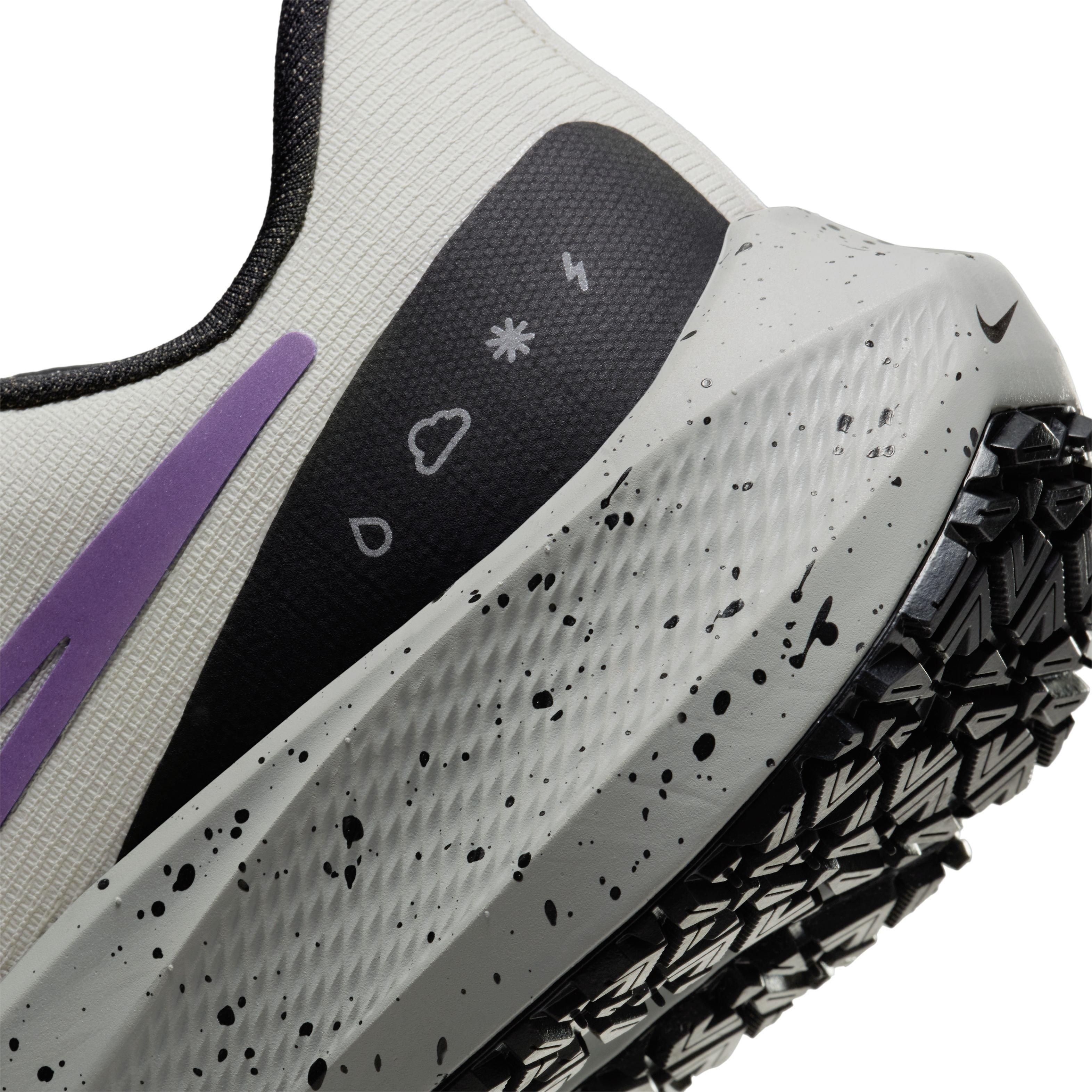 Nike Performance AIR ZOOM PEGASUS 39 SHIELD - Scarpe running neutre - light  bone/vivid purple/cobblestone/dark smoke grey/black/universal red/beige 