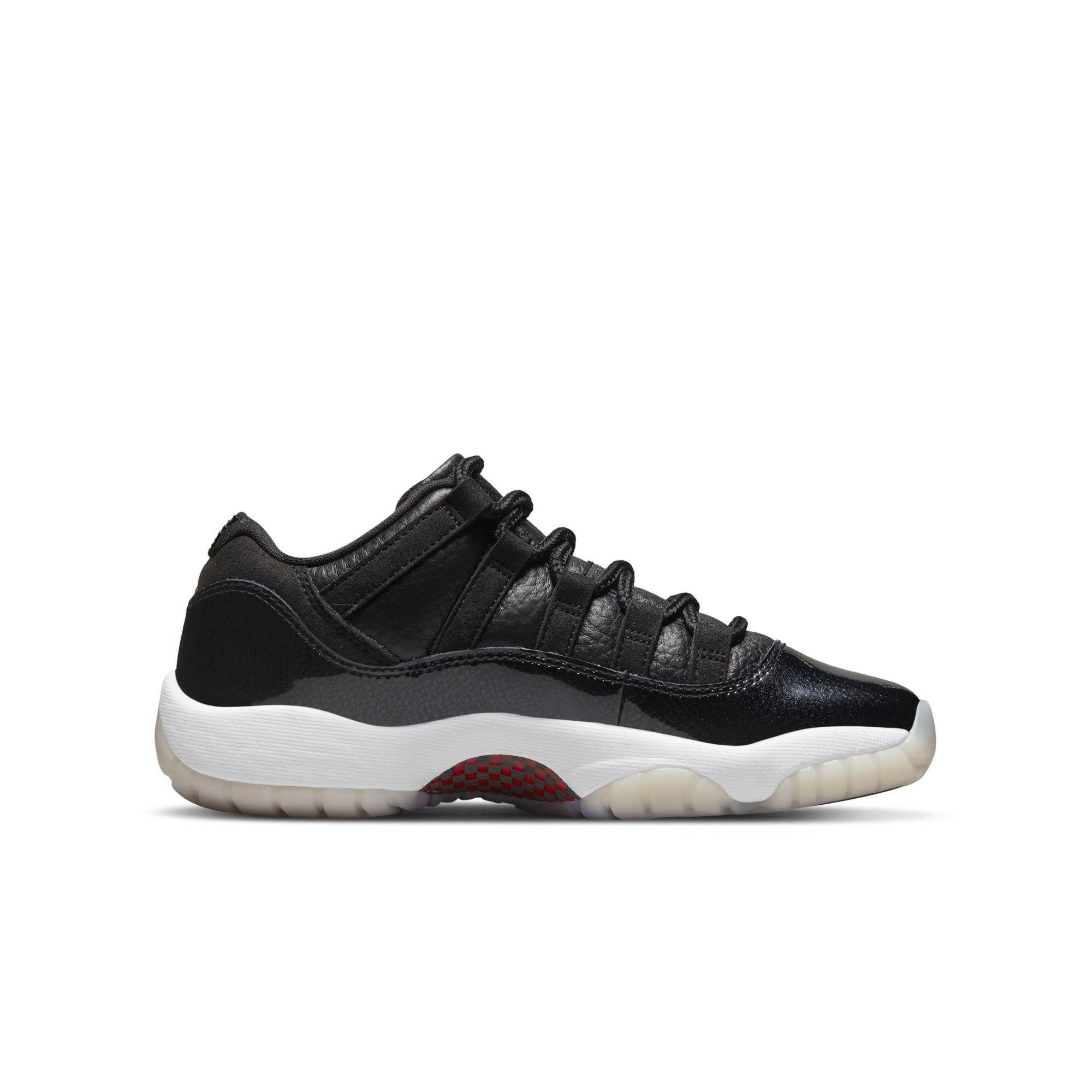 Jordan low 11 store black and white