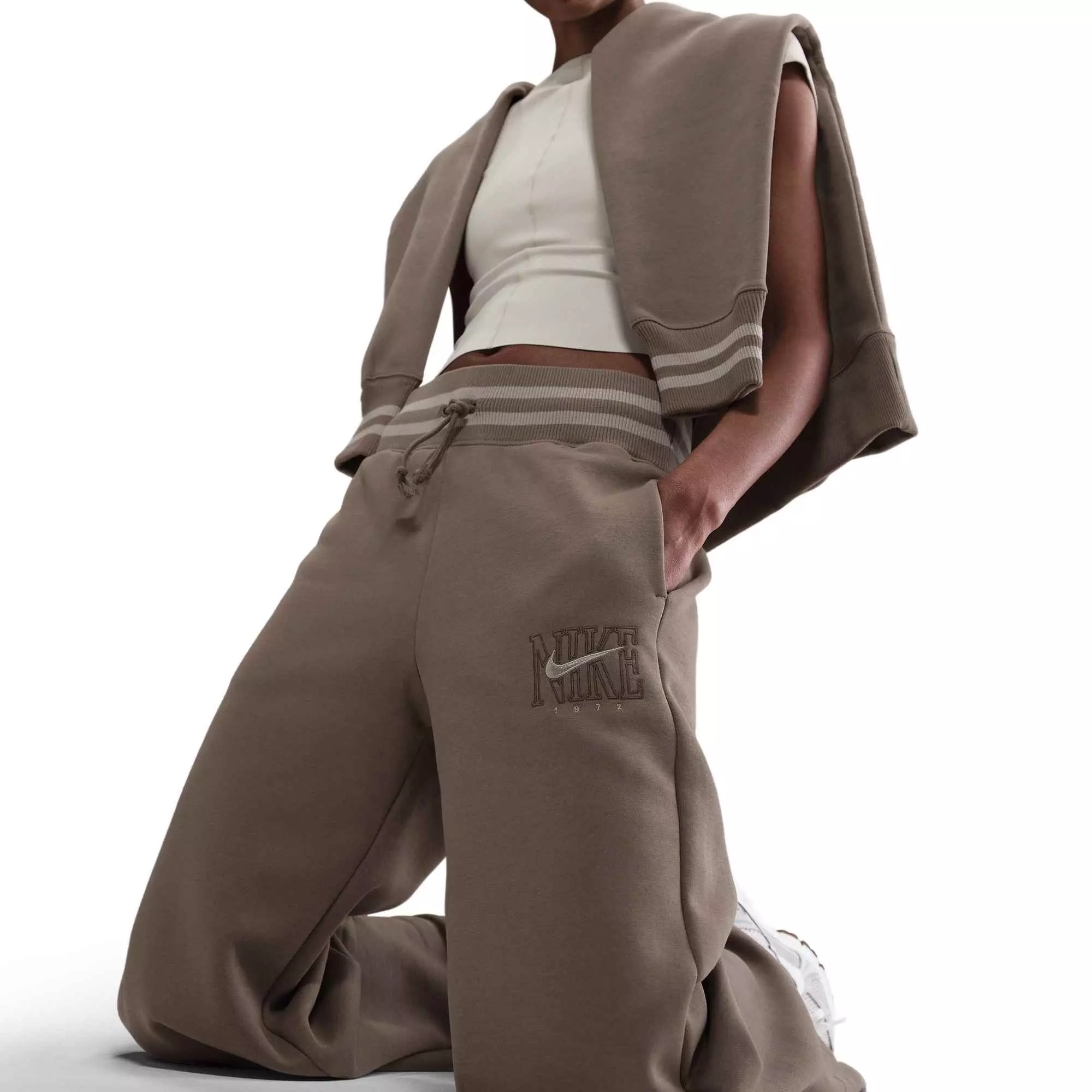 Nike Women's Sportswear Phoenix Fleece Oversized Crewneck Sweat Pants-Brown - BROWN