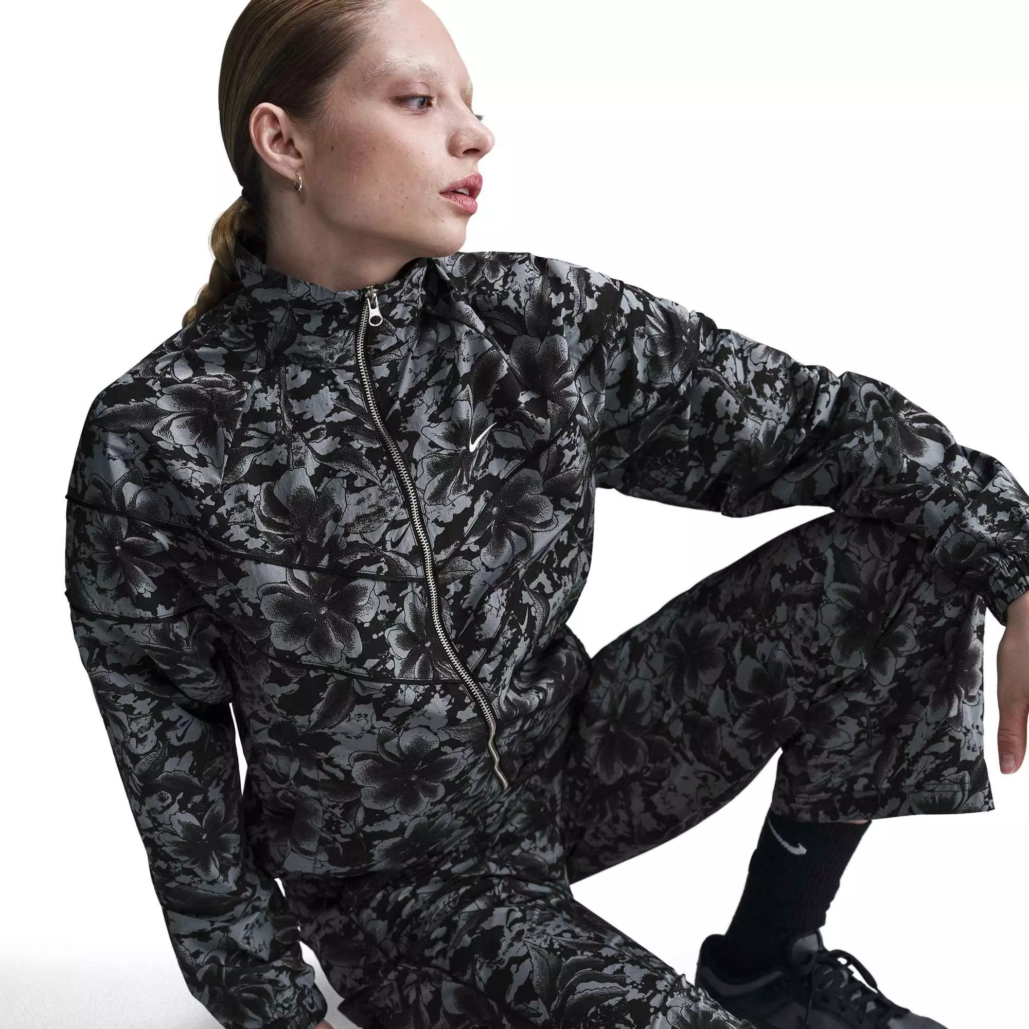 Nike Women's Sportswear Windrunner Loose Woven UV Protection Woven Full-Zip Printed Jacket-Black - BLACK