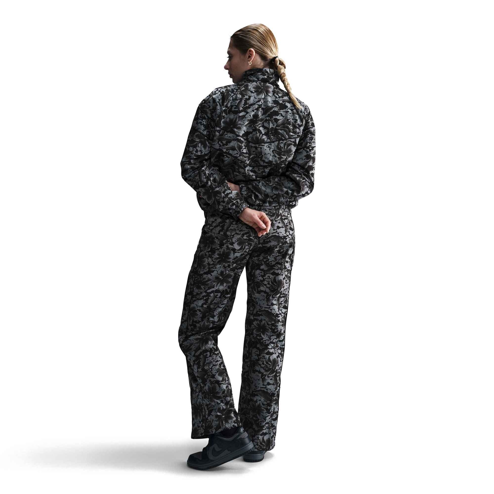 Nike Women's Sportswear Windrunner Loose Woven UV Protection Woven Full-Zip Printed Jacket-Black - BLACK Thumbnail View 5