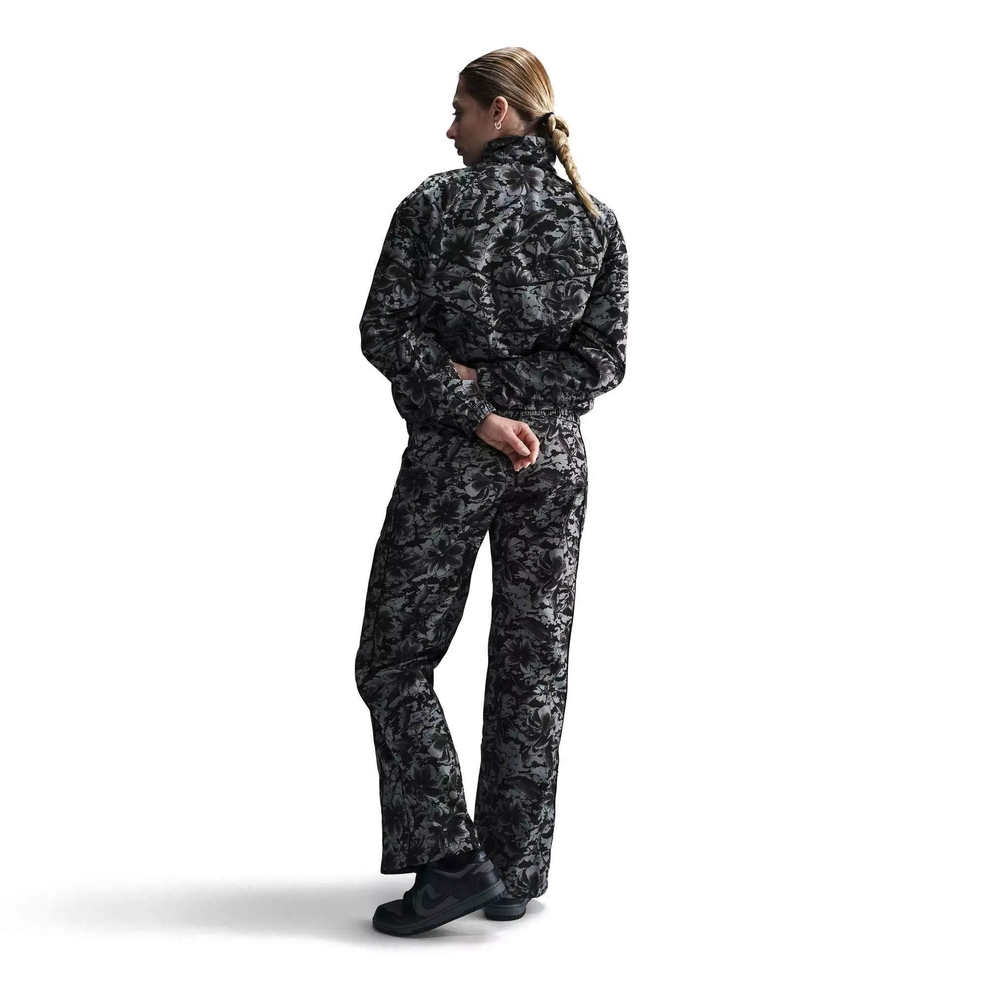 Nike Women's Sportswear Windrunner Loose Woven UV Protection Woven Full-Zip Printed Jacket-Black - BLACK