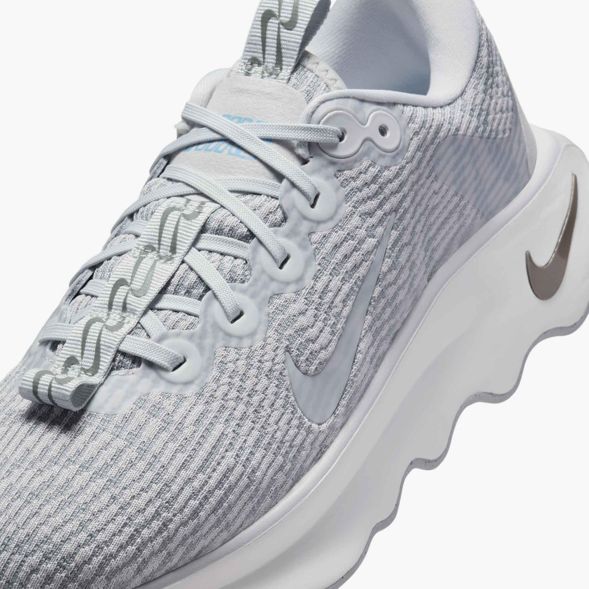 ◆Nike◆ Motiva W Photon Dust Light Smoke Grey llic Pewt Nike Motiva 