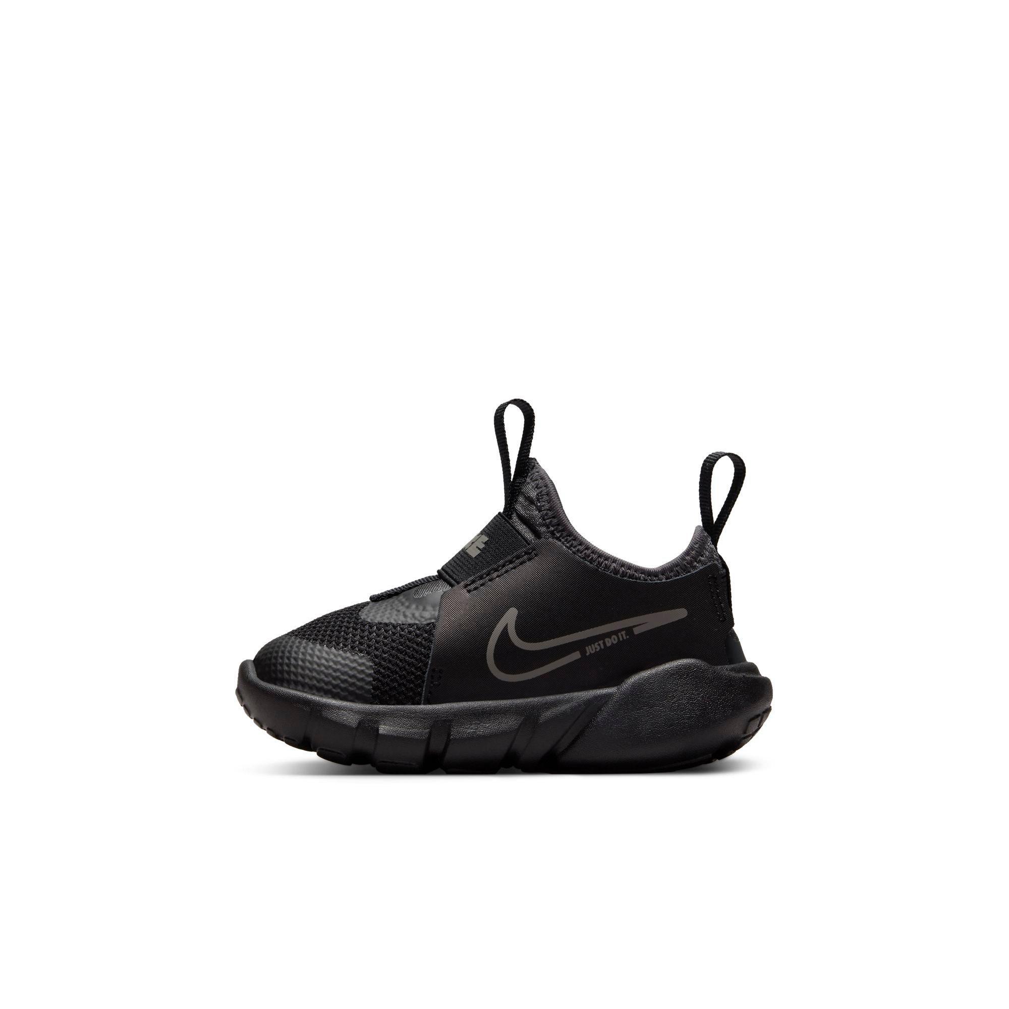 Black nike hotsell runners kids