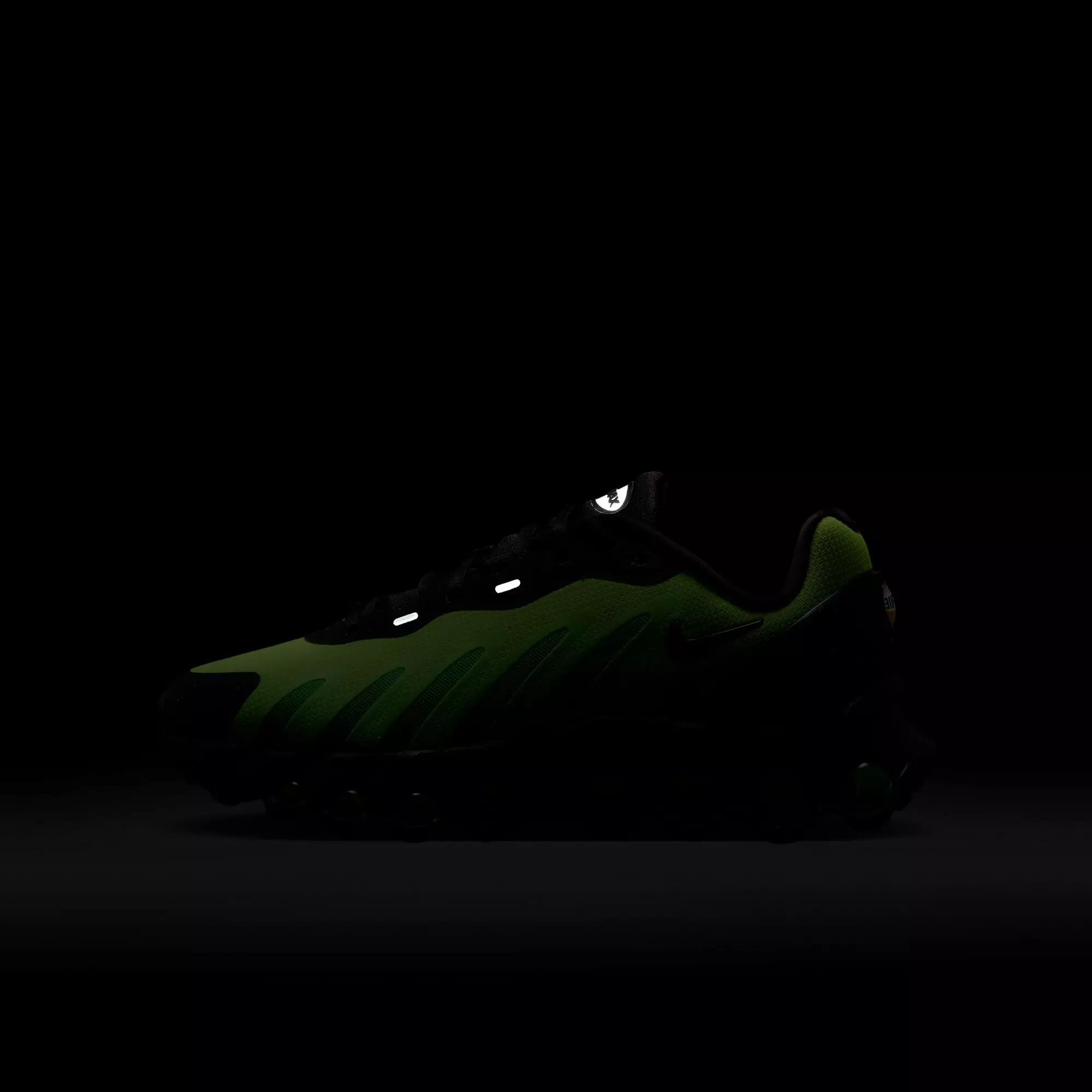 Nike Air Max Dn8 "Volt" Grade School Kids' Shoe - BLACK/GREEN STRIKE/VOLT