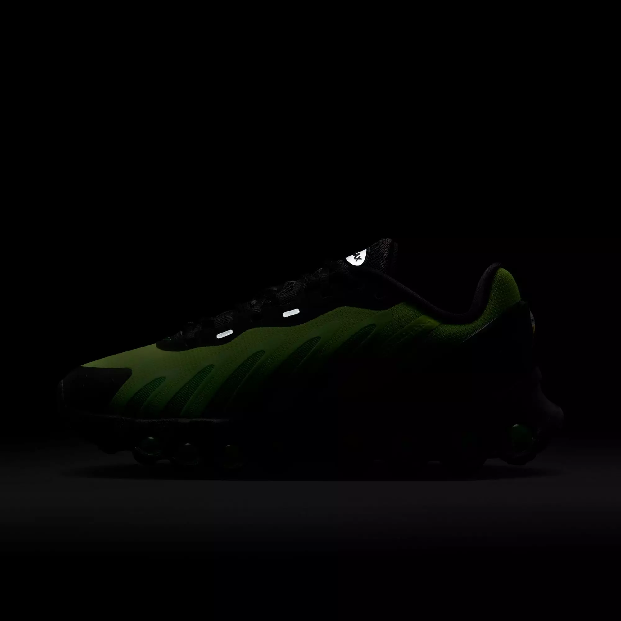 Nike Air Max Dn8 "Volt" Grade School Kids' Shoe - BLACK/GREEN STRIKE/VOLT