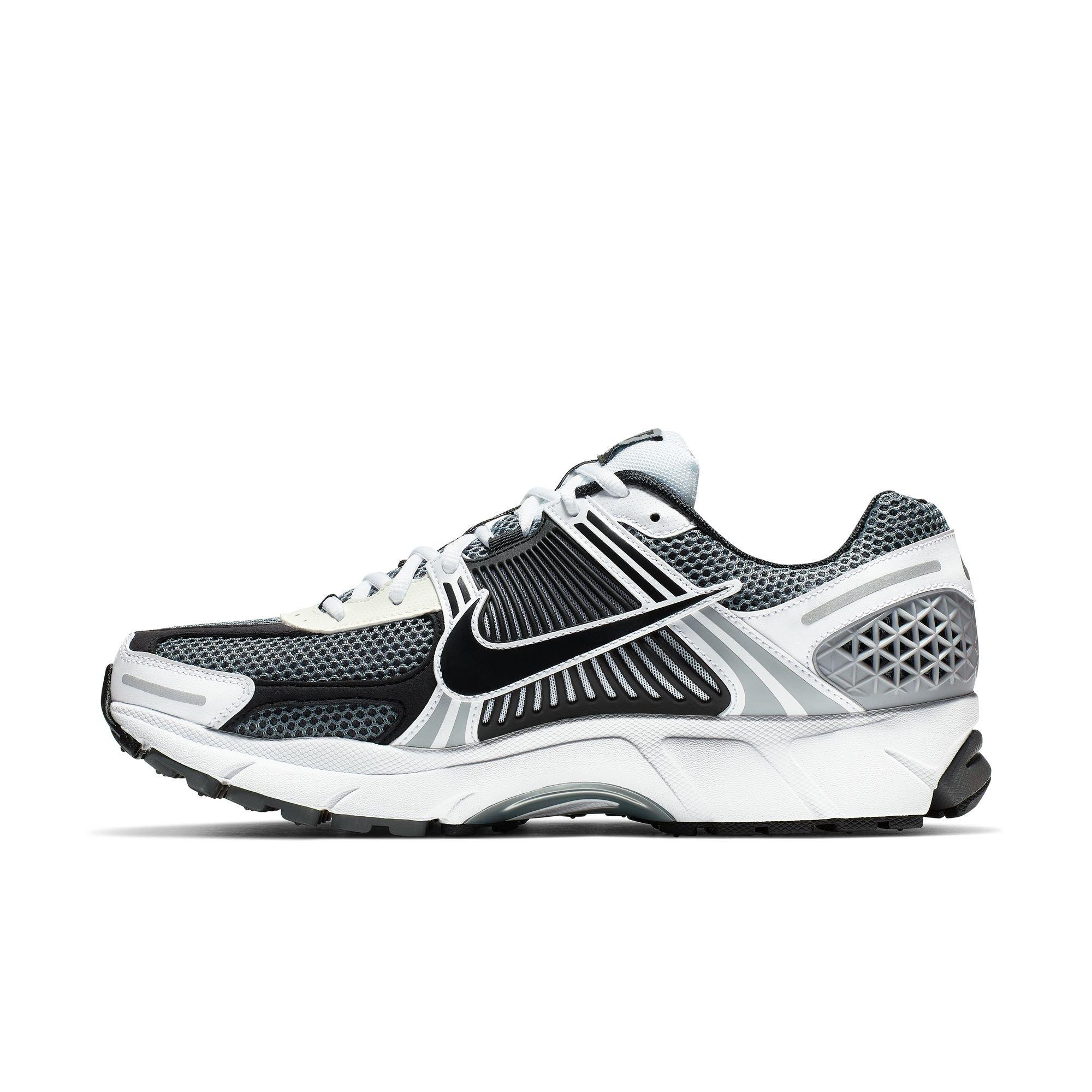 Nike Zoom Vomero 5 SE SP "Dark Grey/Black/White/Sail" Men's Shoe - BLACK/SILVER Thumbnail View 4