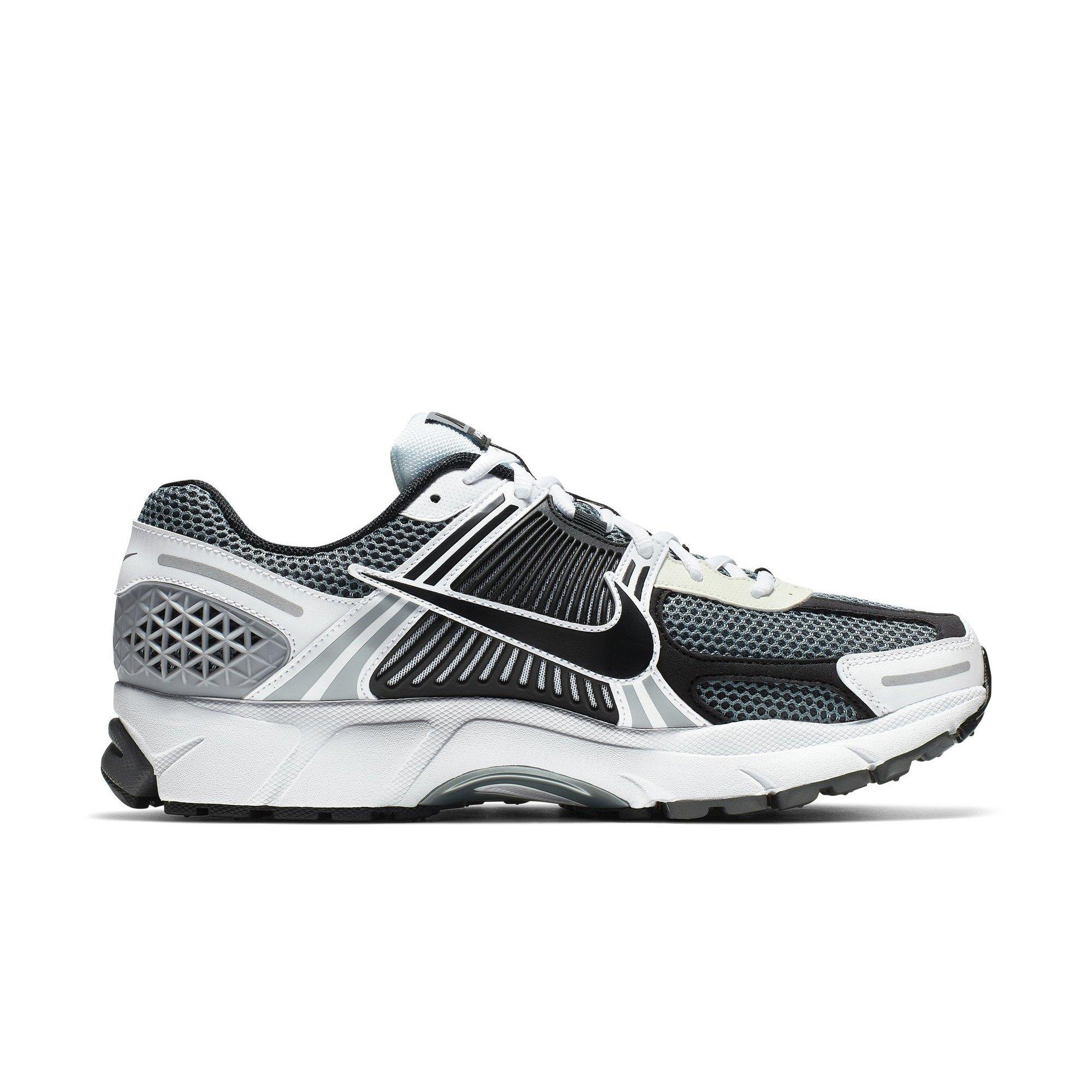 Nike Zoom Vomero 5 SE SP "Dark Grey/Black/White/Sail" Men's Shoe - BLACK/SILVER Thumbnail View 2