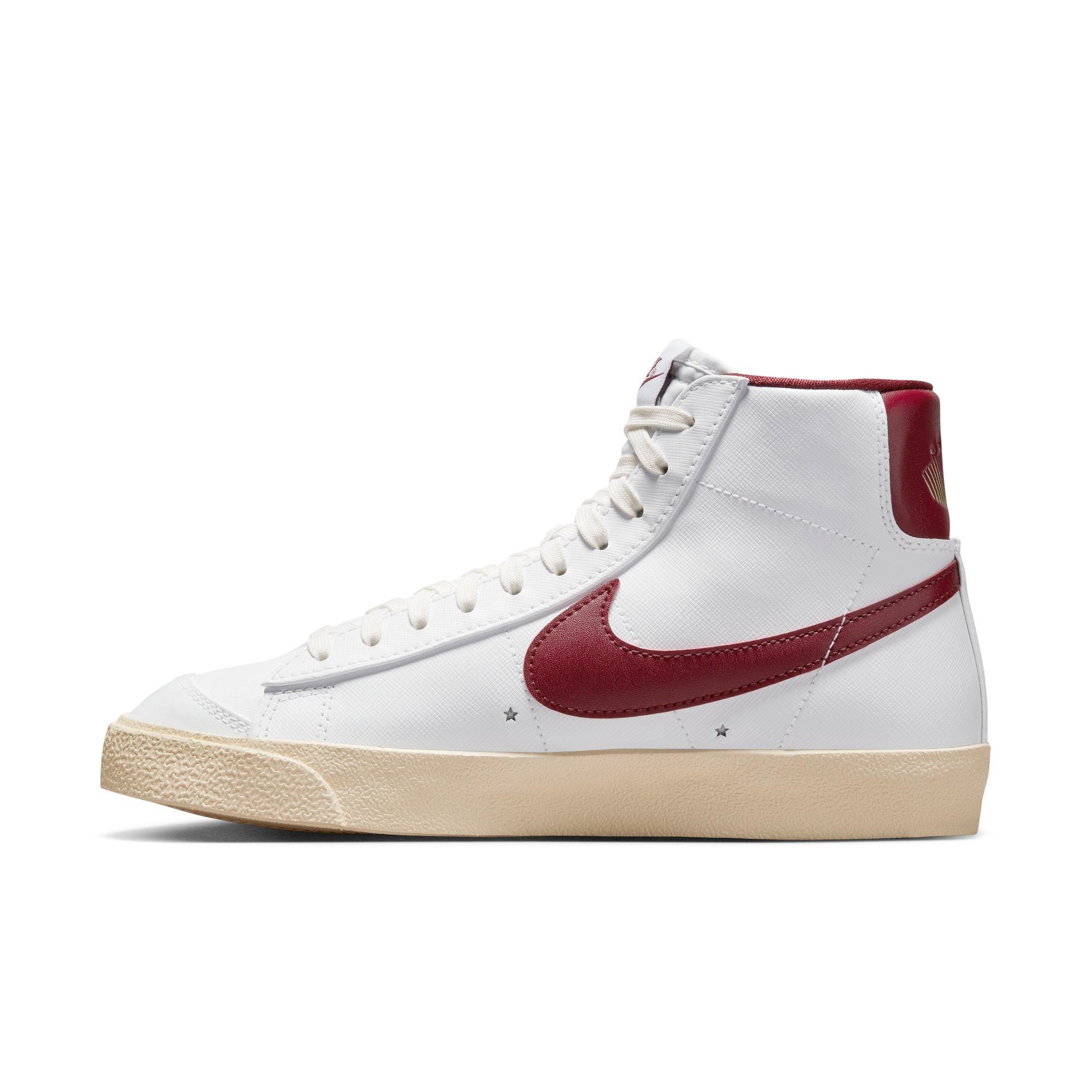 Cusco Overweldigend Duplicatie Nike Blazer Low '77 SE "White/Team Red/Muslin/Metallic Gold Star" Women's  Shoe