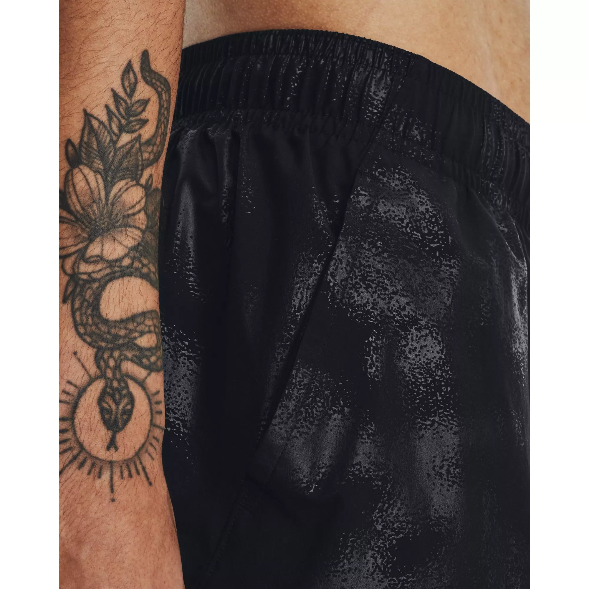 Under Armour Men's Woven Emboss Shorts-Black - BLACK