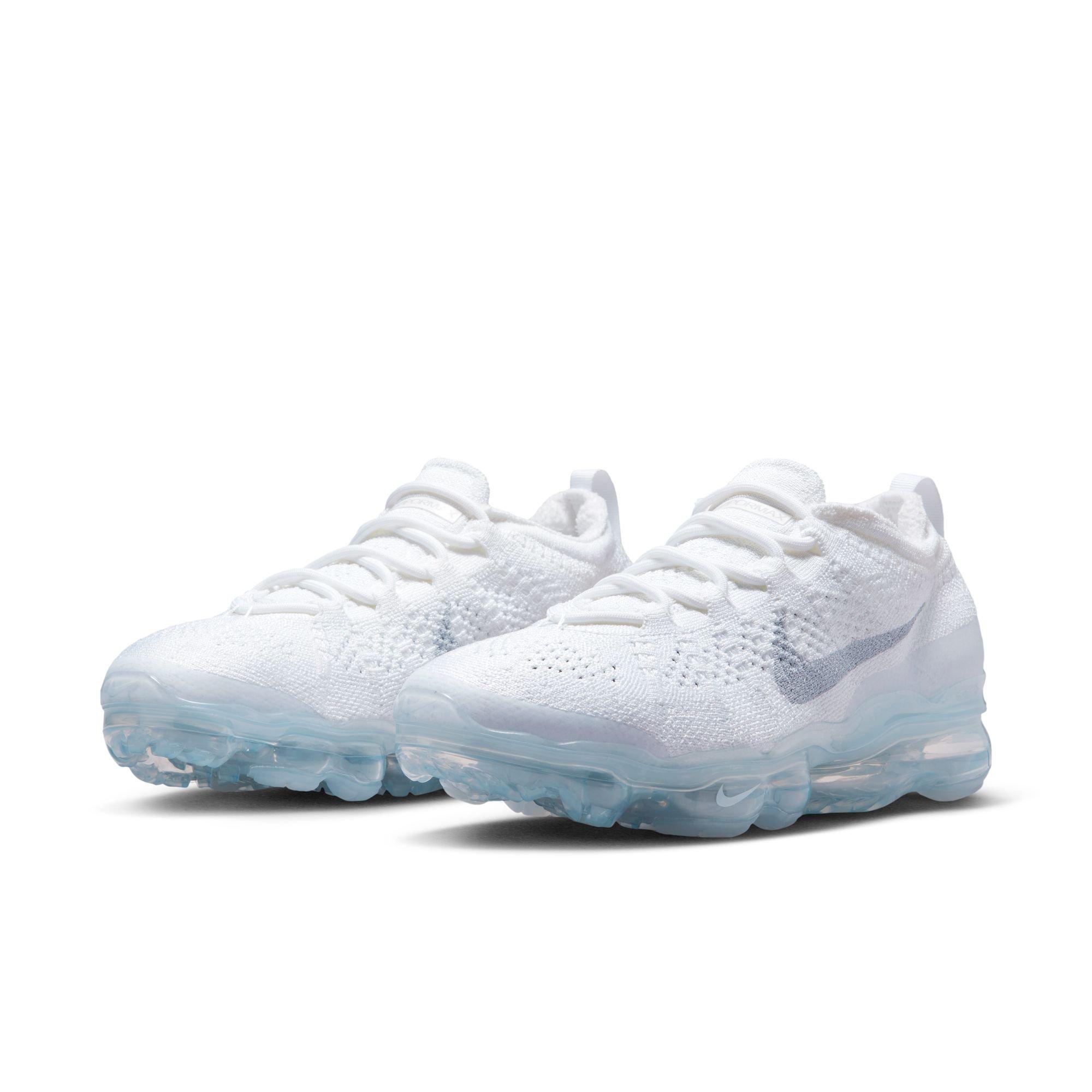 White vapormax shop blue sole