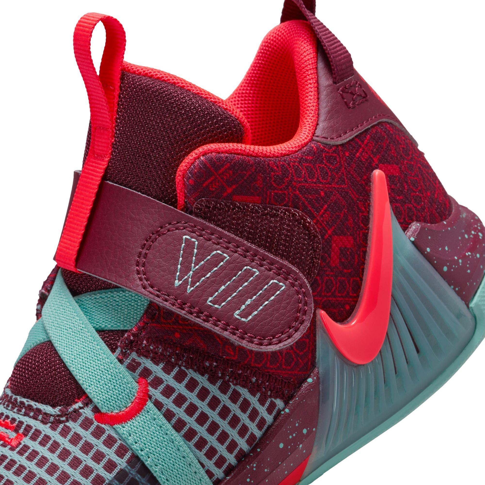 Nike LeBron Witness 7 SE "Night Maroon/Bright Crimson/Emerald Rise" Preschool Boys' Shoe - RED/BLACK Thumbnail View 11