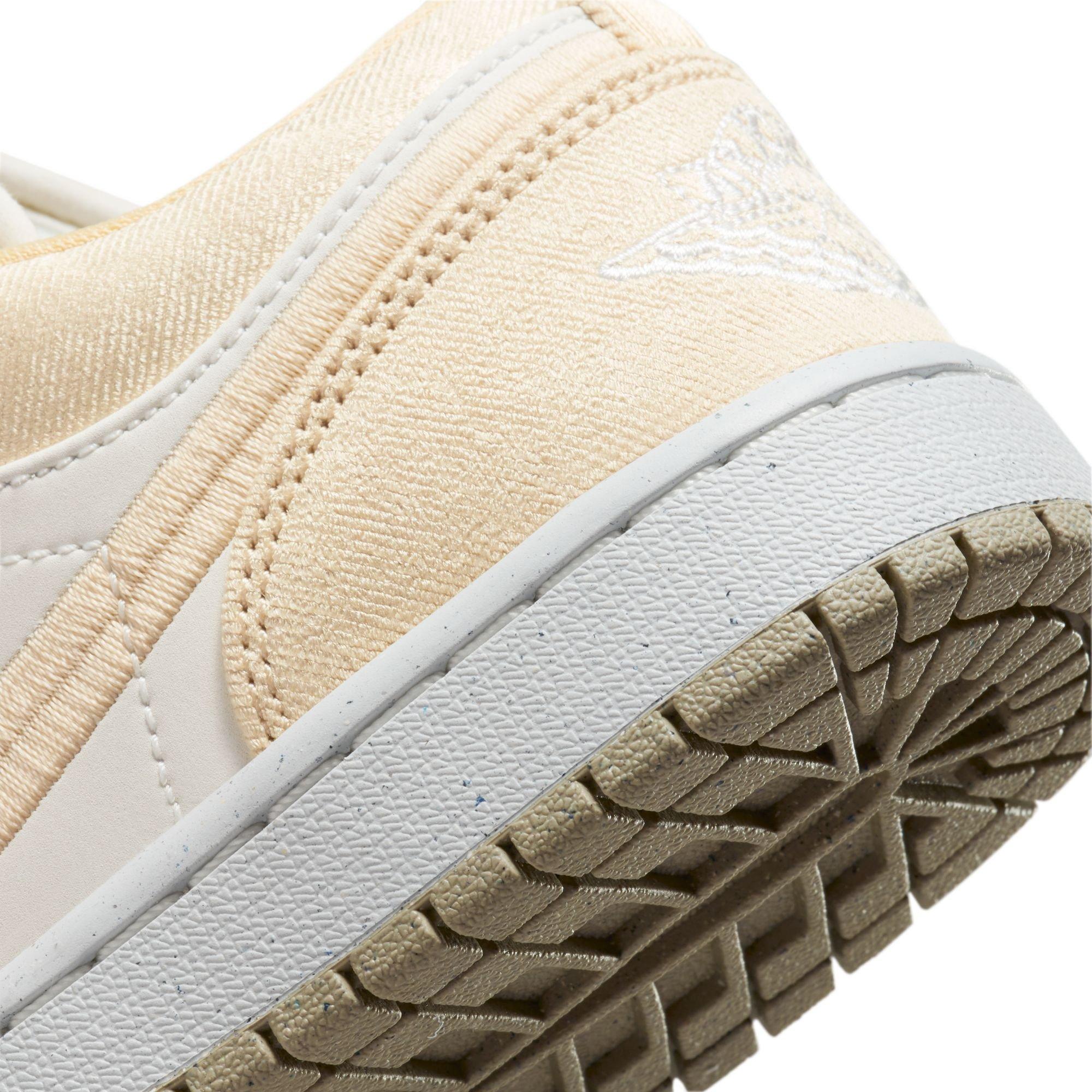 Jordan 1 Low SE "Team Gold/Sail" Women's Shoe - GOLD/WHITE Thumbnail View 4