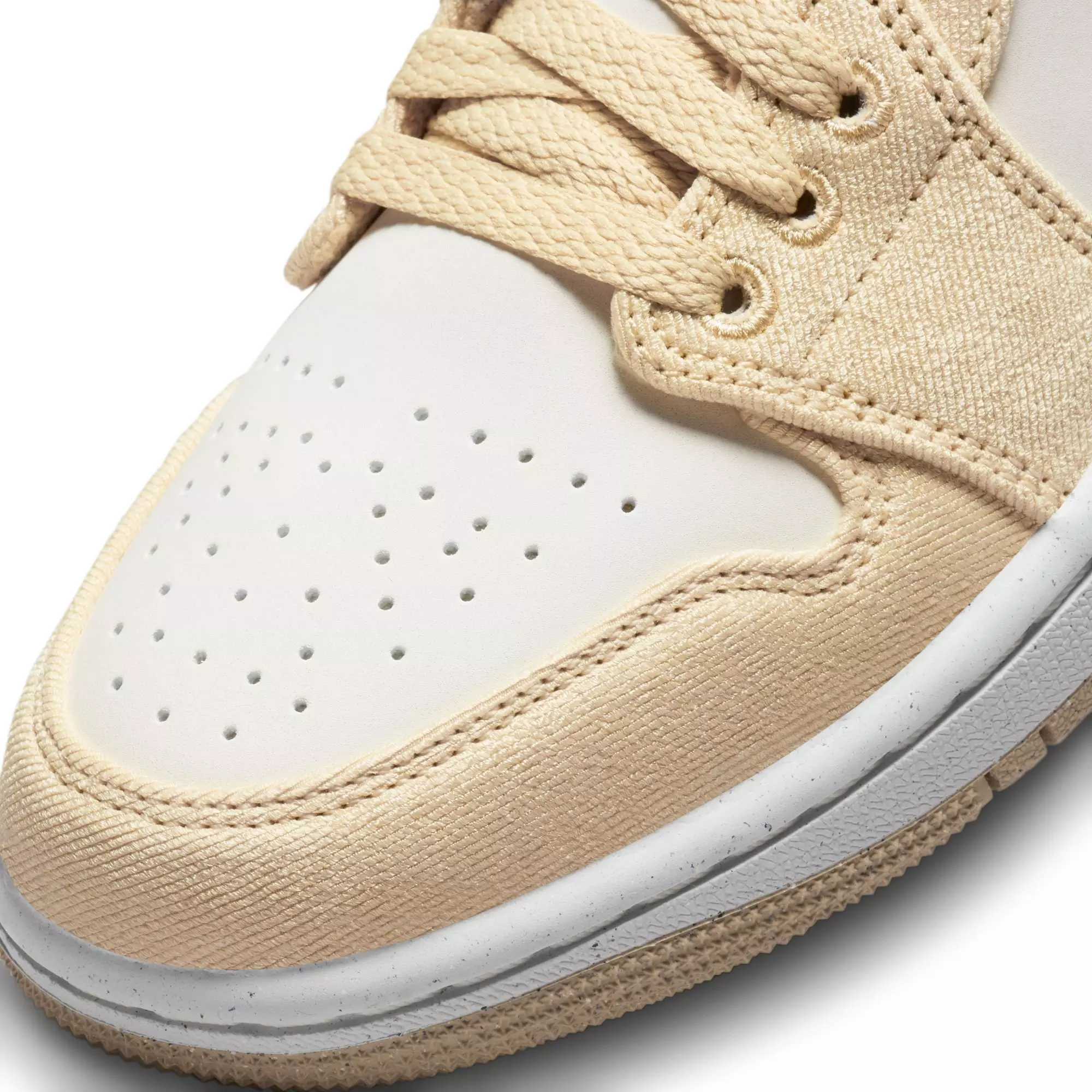 Jordan 1 Low SE "Team Gold/Sail" Women's Shoe - GOLD/WHITE