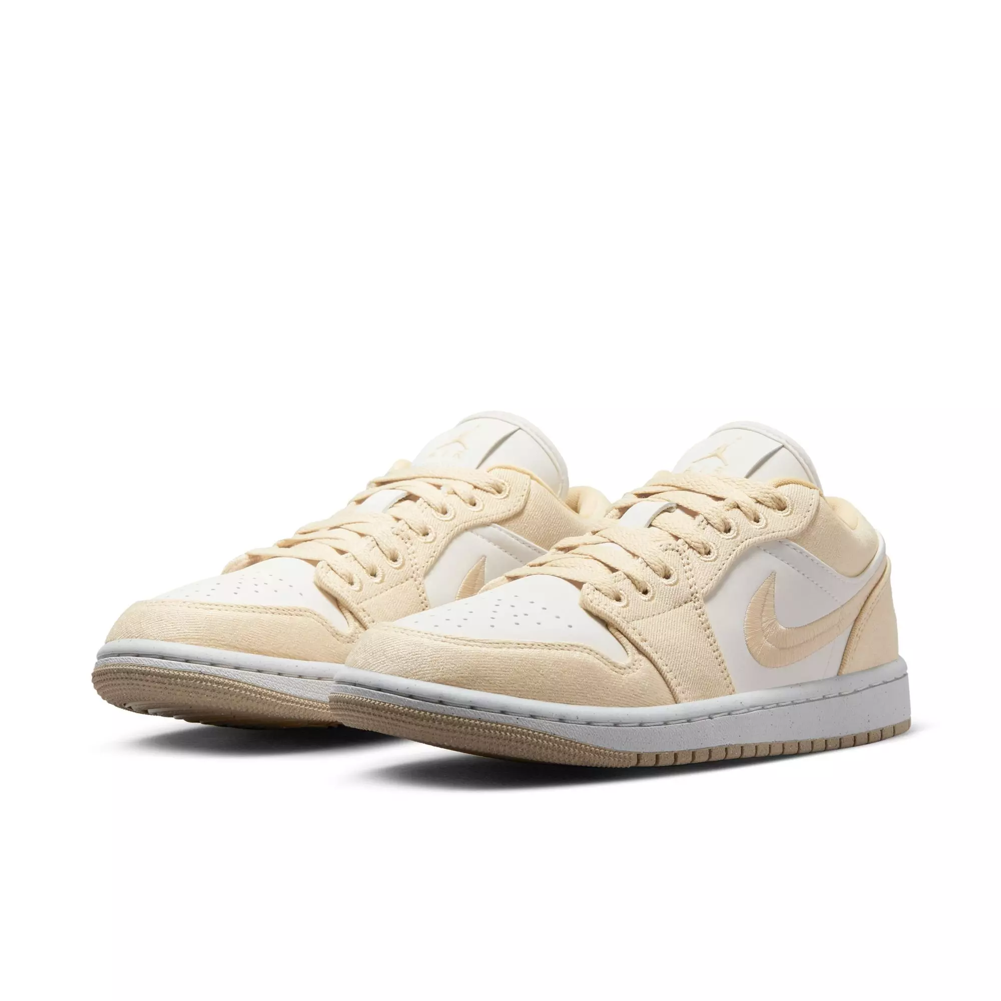 Jordan 1 Low SE "Team Gold/Sail" Women's Shoe - GOLD/WHITE