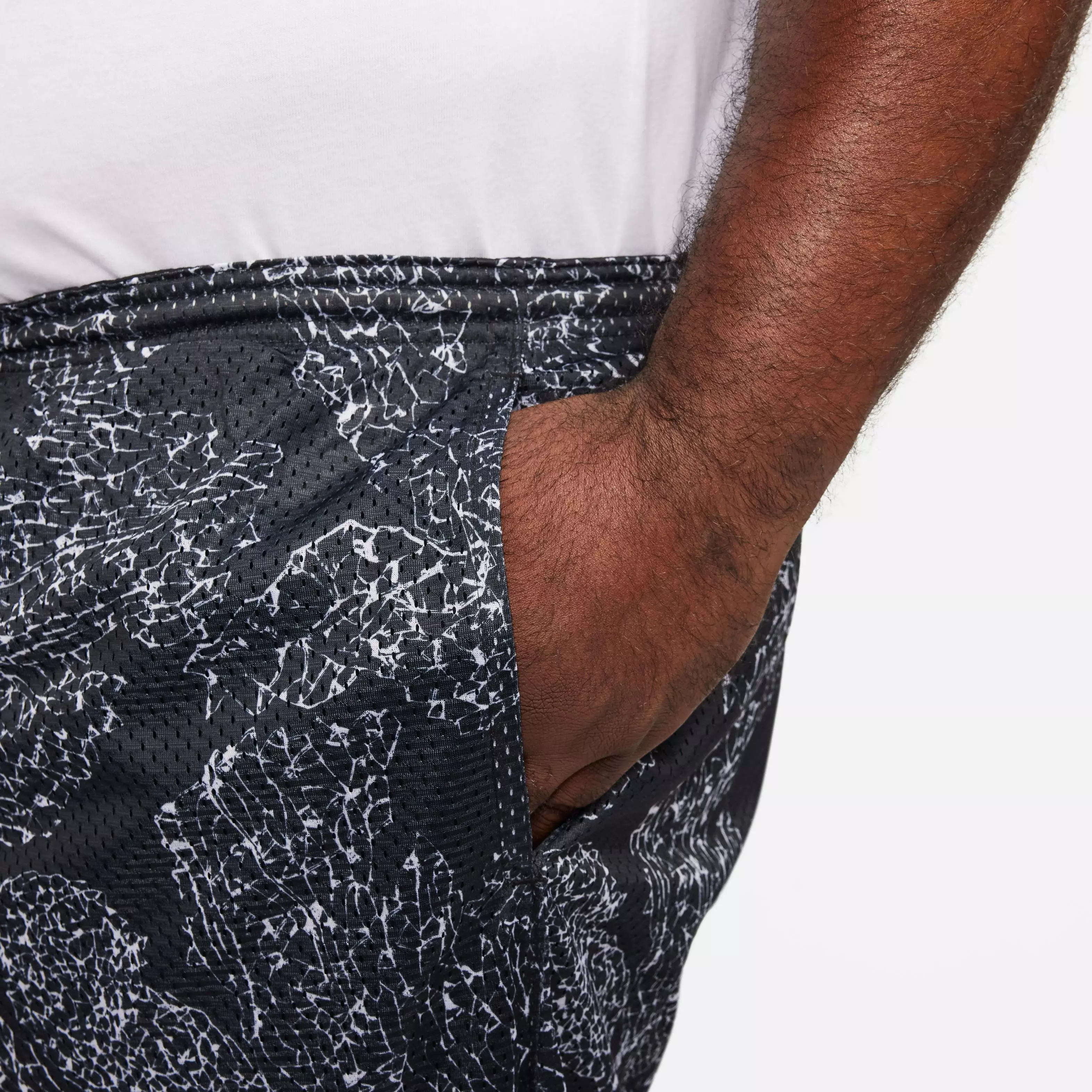 Nike Men's Dri-FIT Standard Issue 6" Reversible Basketball Shorts - BLACK