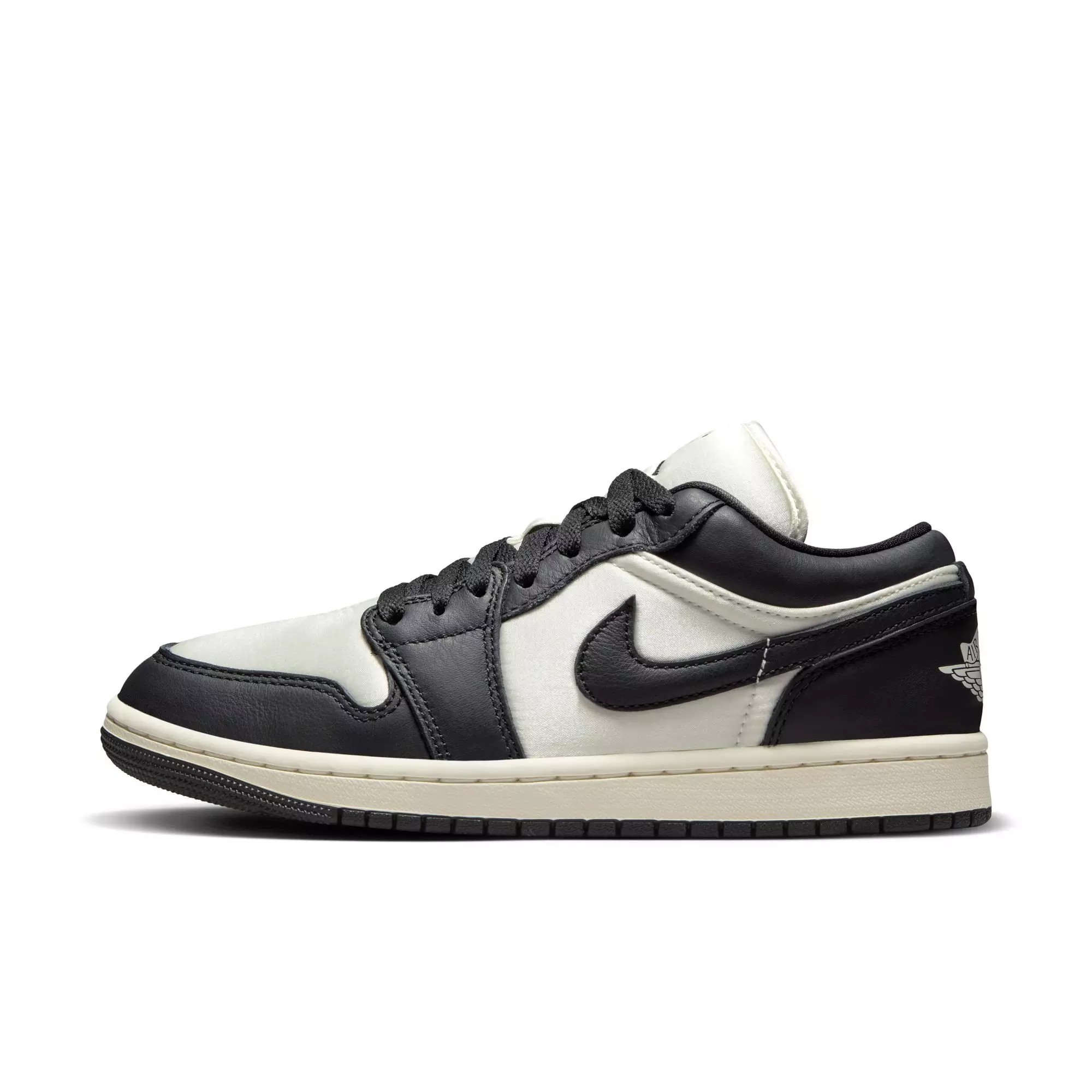 Jordan 1 Low SE "Sail/Black" Women's Shoe - OFF-WHITE/BLACK