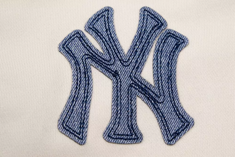 Pro Standard Women's Yankees Crew Sweatshirt - Linen - OFF-WHITE