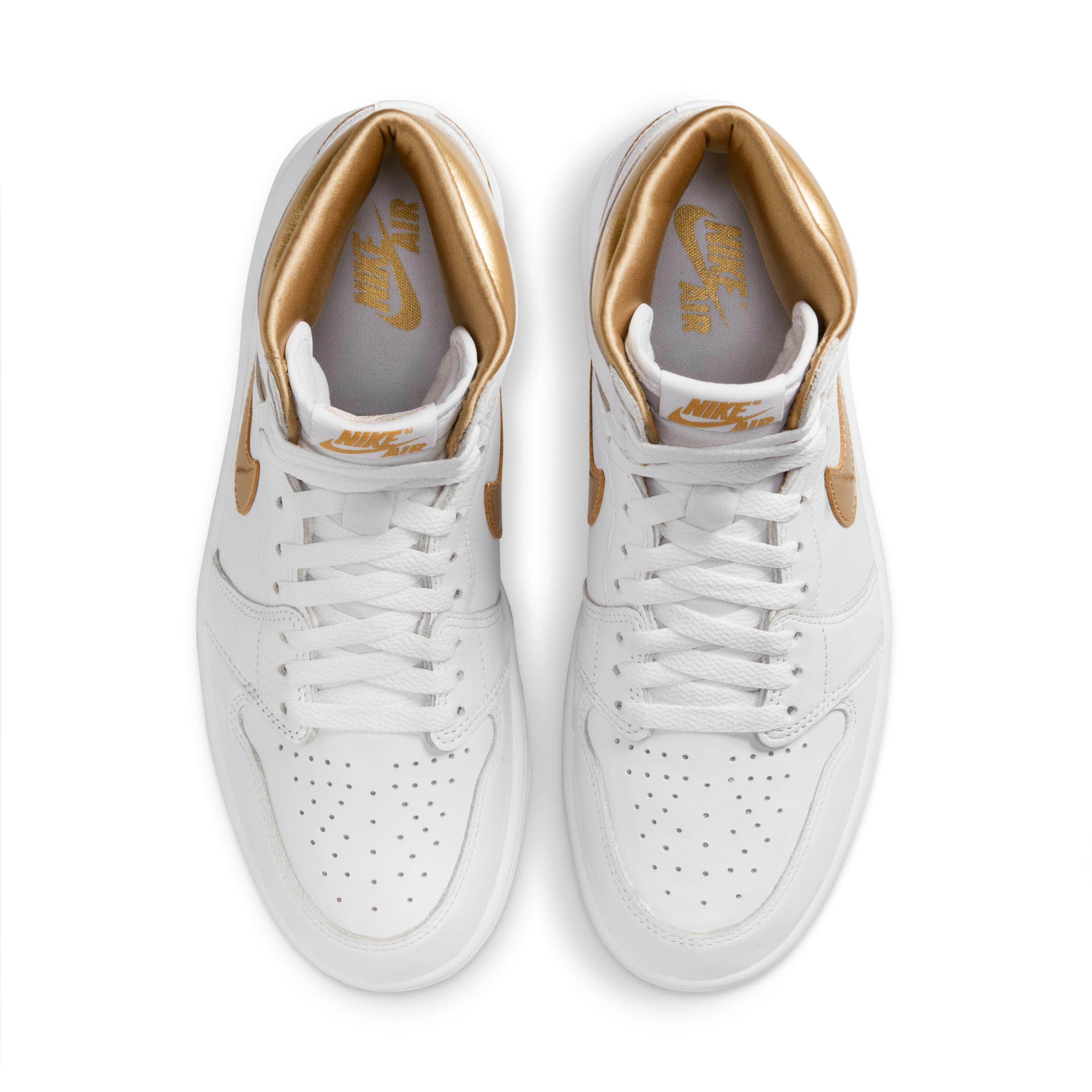 Jordan 1 Retro High OG "Metallic Gold" Women's Shoe - WHITE/METALLIC GOLD/GUM LIGHT BROWN Thumbnail View 10