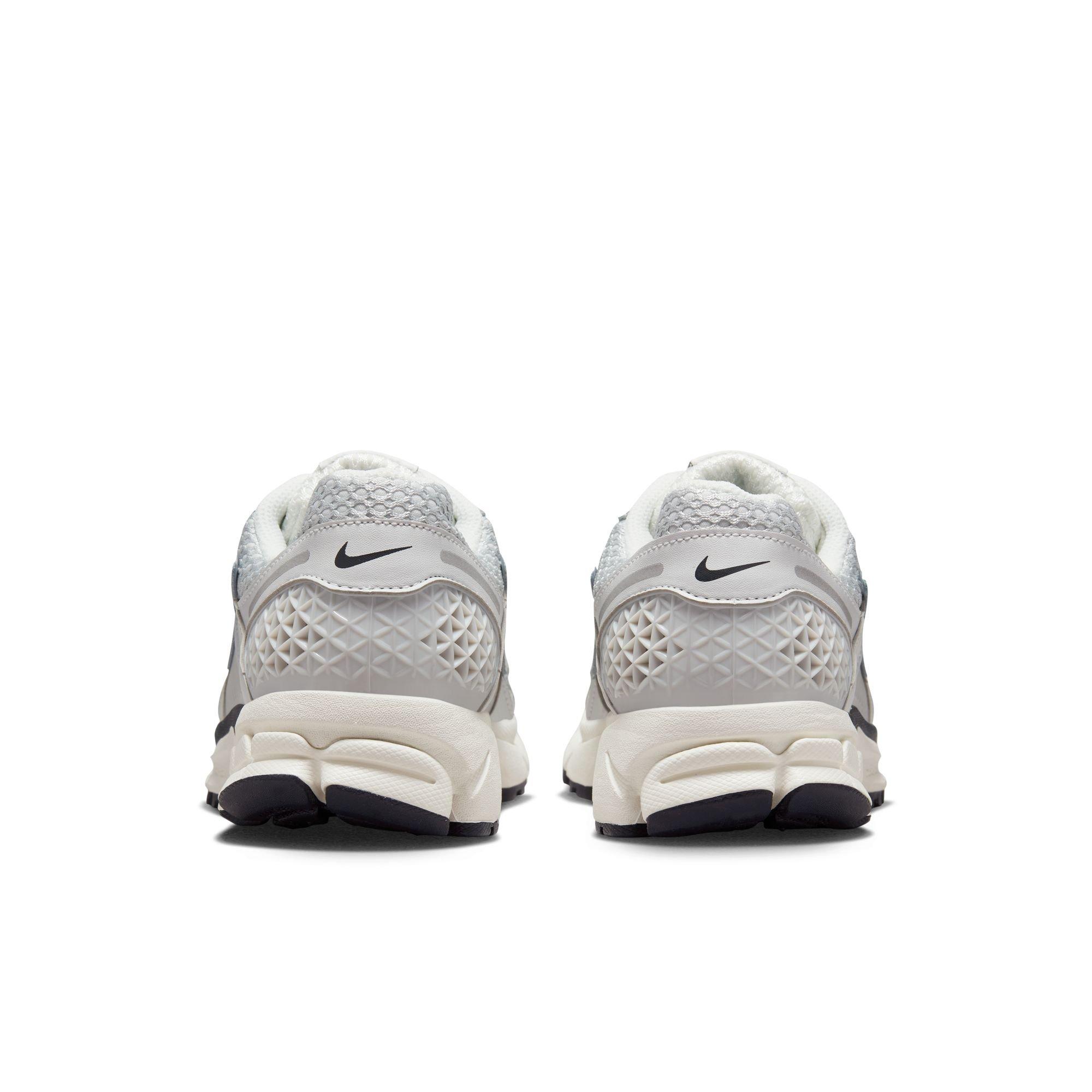 Nike Zoom Vomero 5 "Photon Dust/Chrome/Gridiron/Sail" Women's Shoe - OFF-WHITE Thumbnail View 6