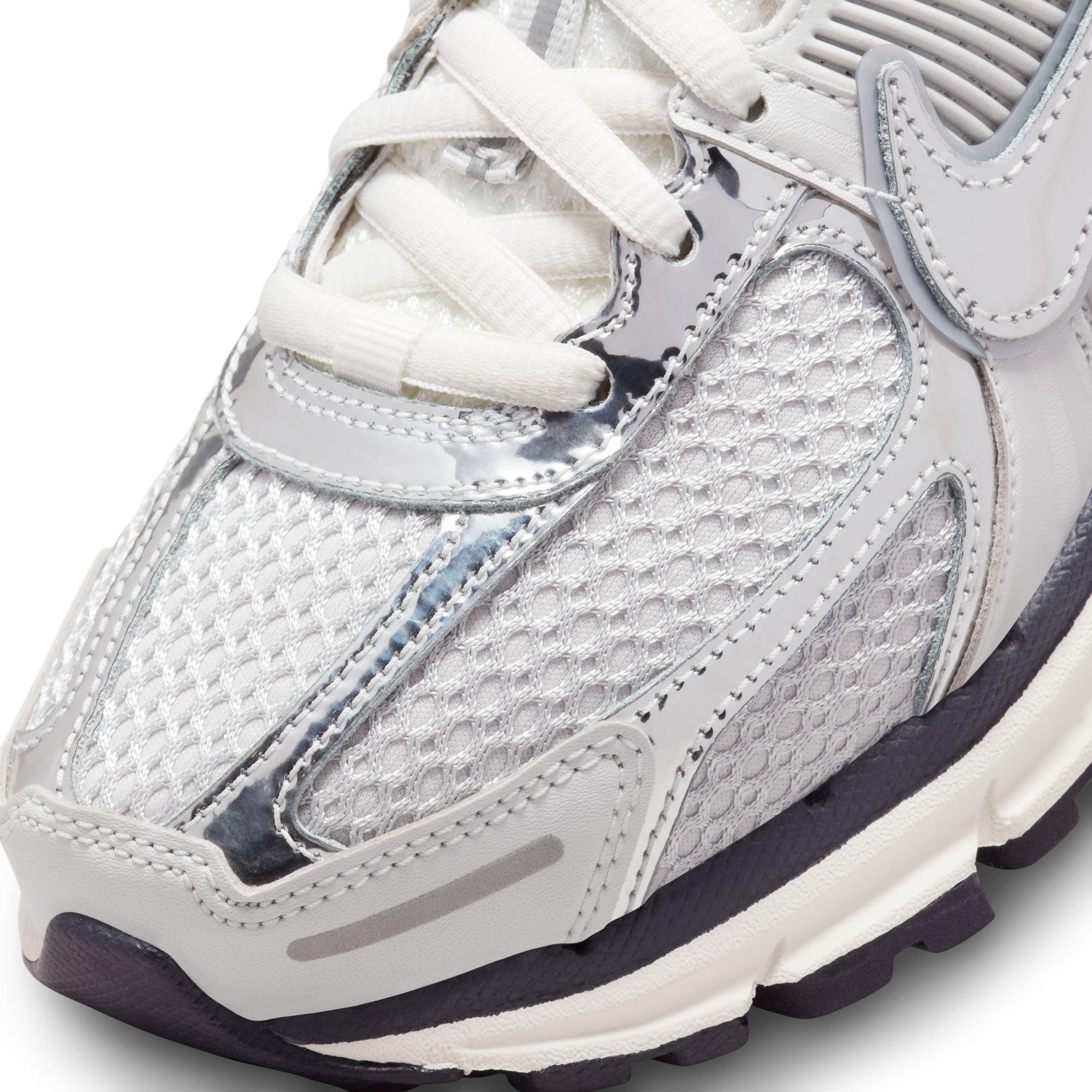 Nike Zoom Vomero 5 "Photon Dust/Chrome/Gridiron/Sail" Women's Shoe - OFF-WHITE Thumbnail View 9